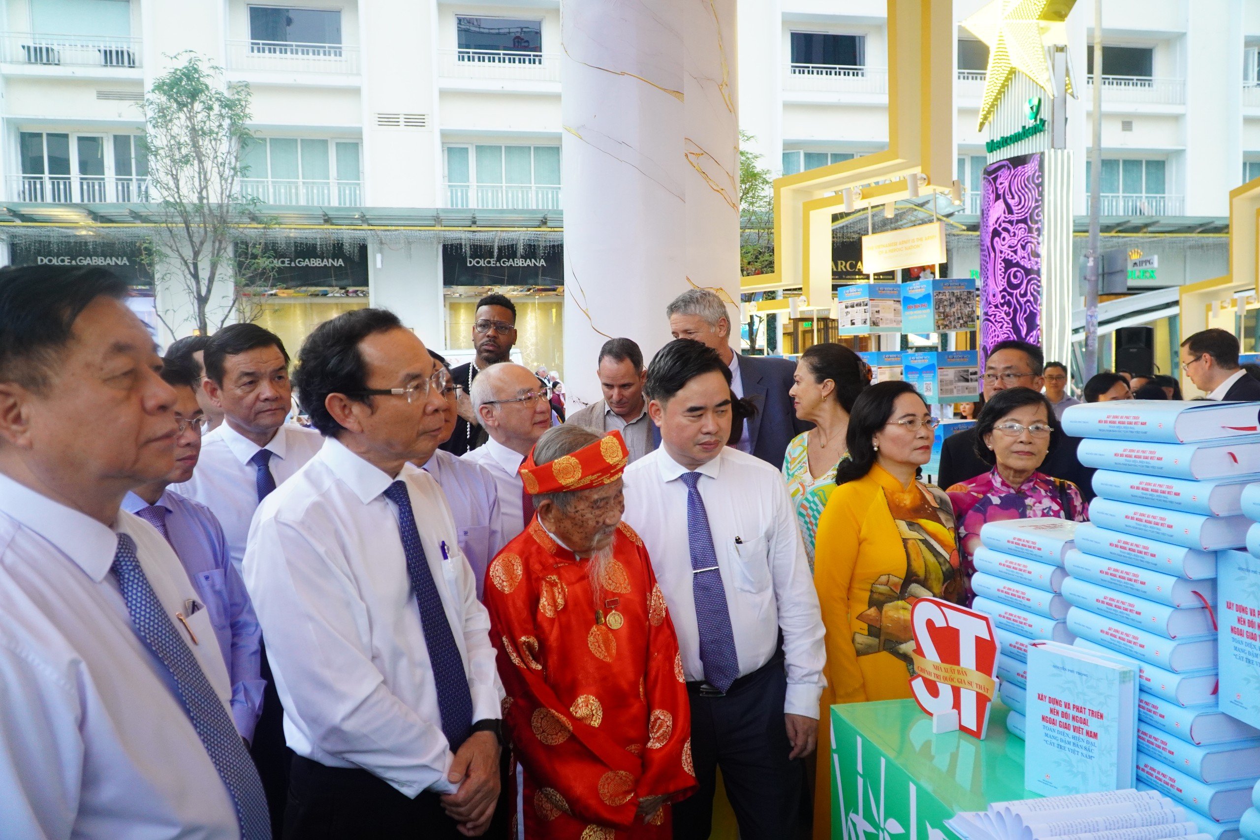 Chưa đầy 24 giờ, Lễ hội Đường sách Tết Giáp Thìn thu cả tỉ đồng- Ảnh 7.