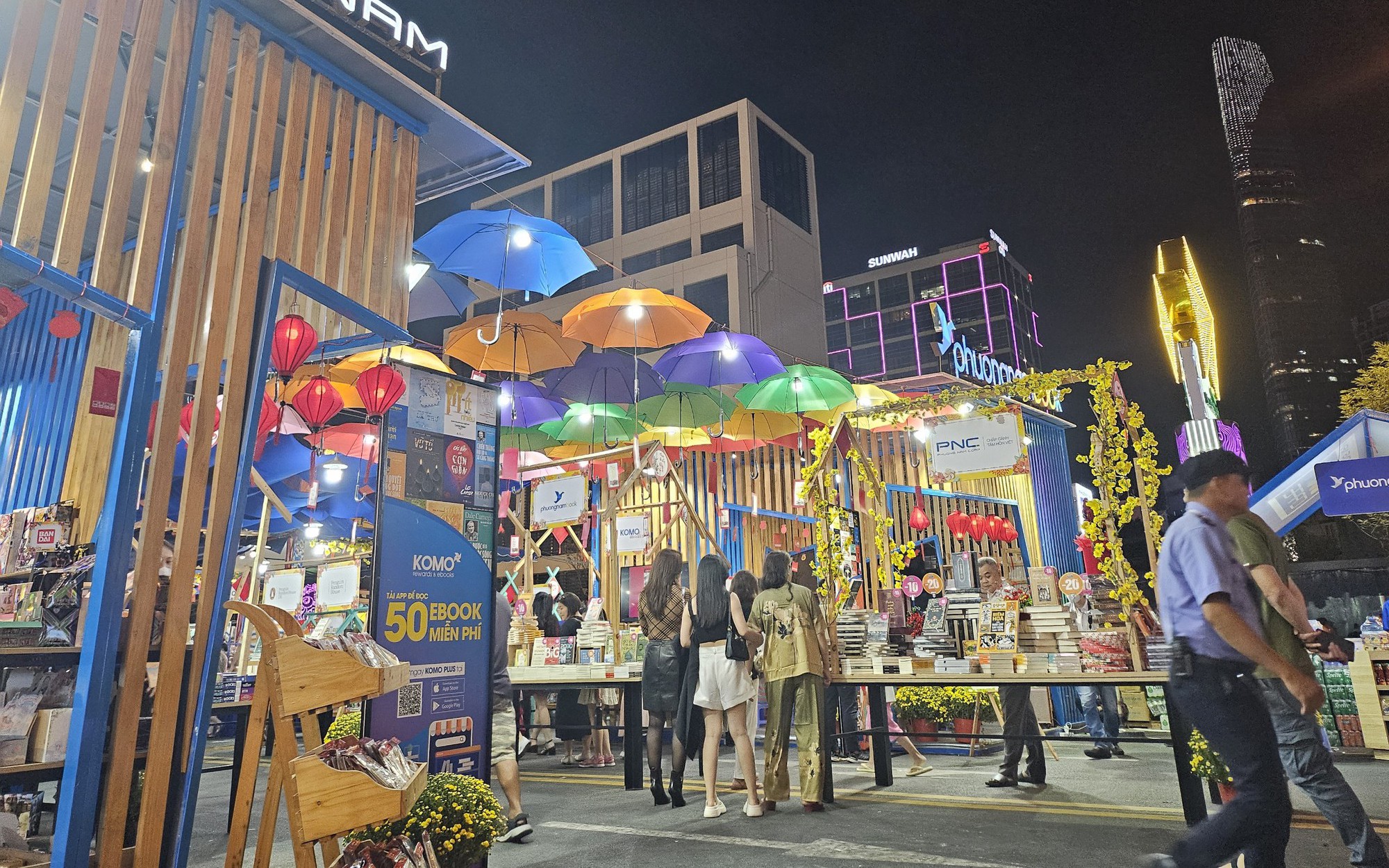 Chưa đầy 24 giờ, Lễ hội Đường sách Tết Giáp Thìn thu cả tỉ đồng