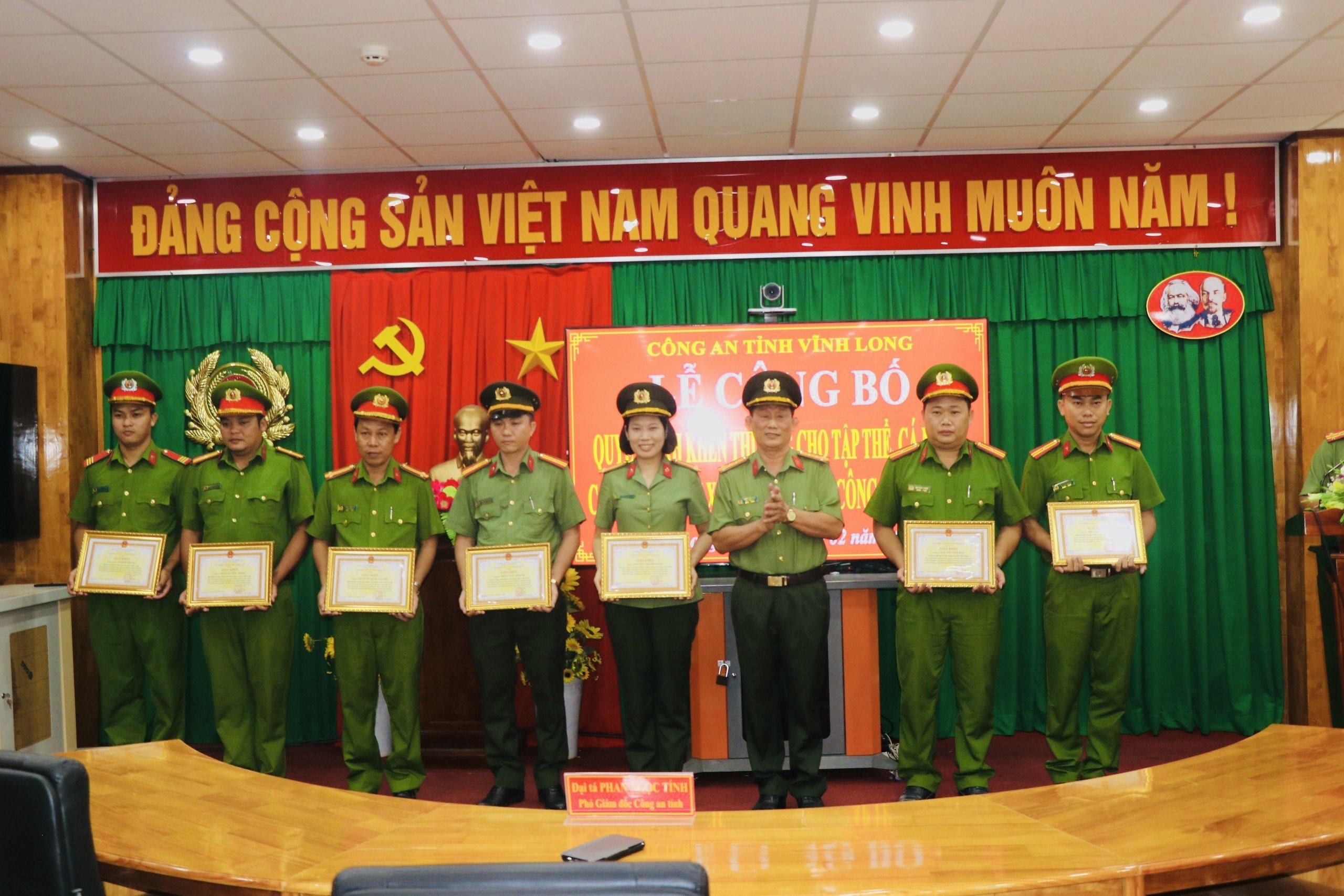 Thưởng n&oacute;ng tập thể ph&aacute; nhanh vụ thi thể bị phi tang dưới k&ecirc;nh ở Vĩnh Long- Ảnh 2.