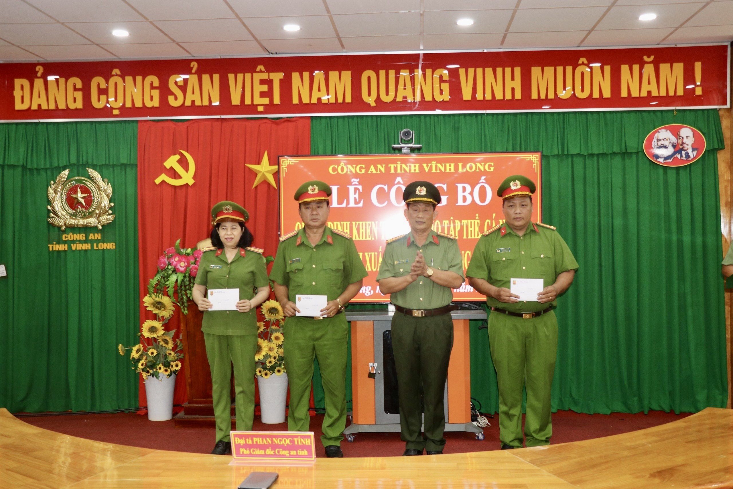 Thưởng n&oacute;ng tập thể ph&aacute; nhanh vụ thi thể bị phi tang dưới k&ecirc;nh ở Vĩnh Long- Ảnh 1.