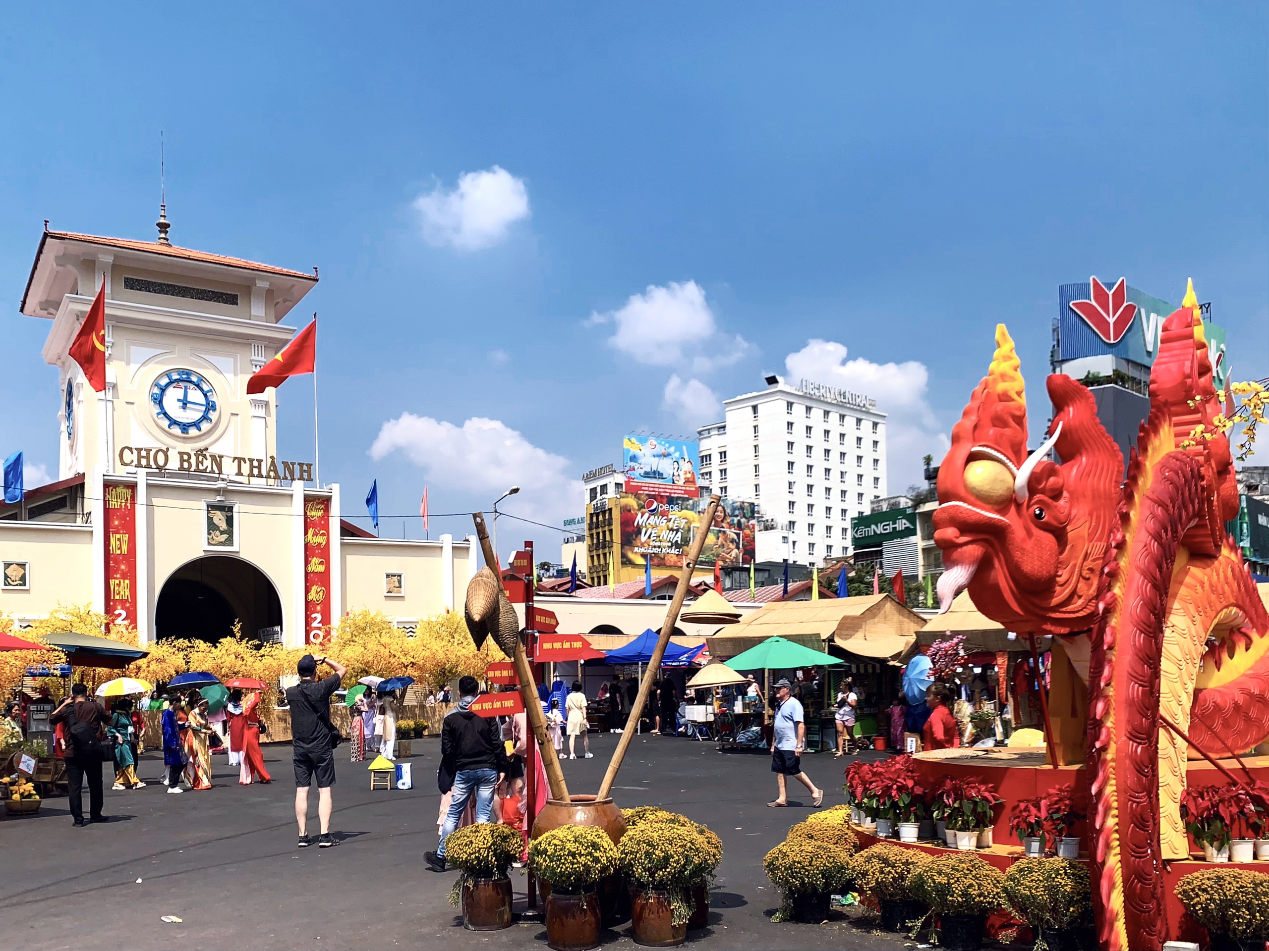 TP HCM: Người d&acirc;n n&ocirc; nức xuống phố chuẩn bị đ&oacute;n giao thừa- Ảnh 1.