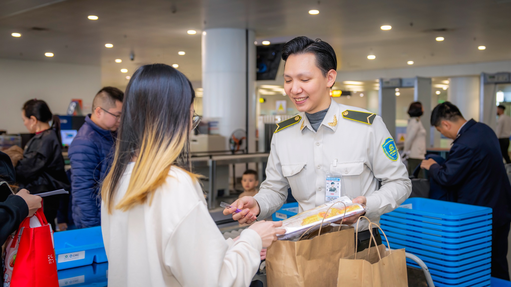 Sân bay Nội Bài - cửa ngõ Thủ đô khác lạ ngày cuối năm- Ảnh 10.
