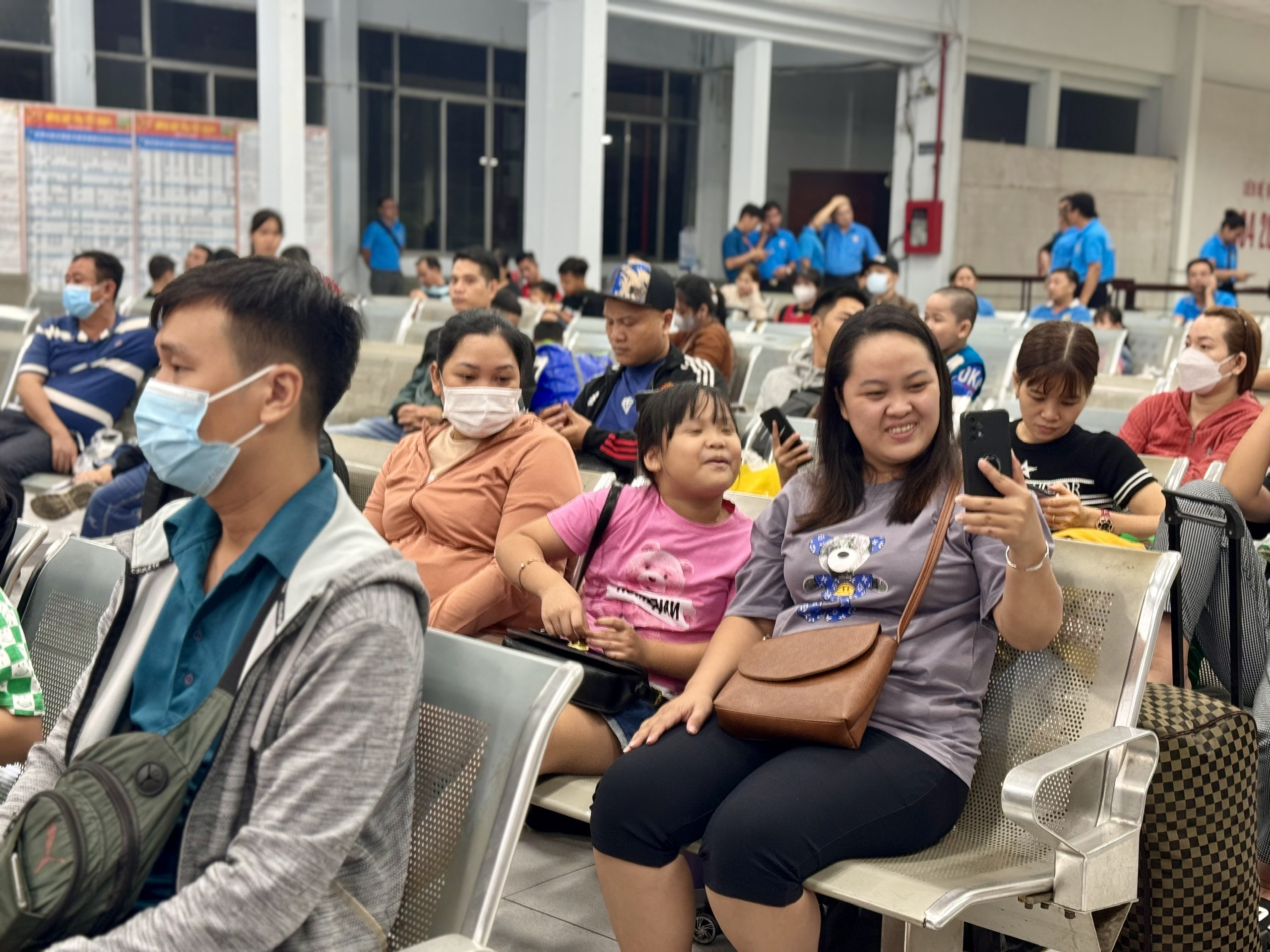 Những chuyến xe chở niềm vui sum họp- Ảnh 8.