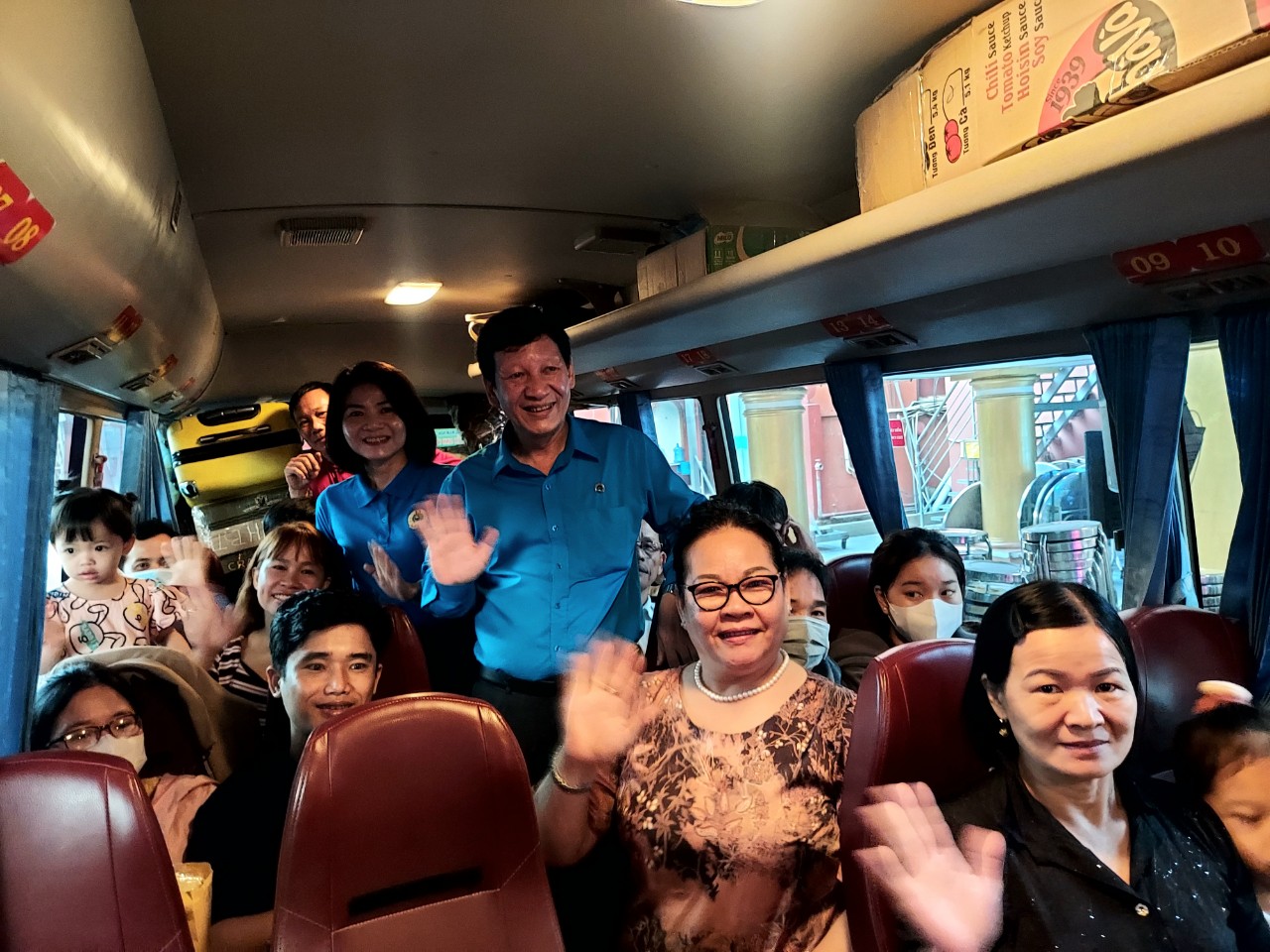 Những chuyến xe chở niềm vui sum họp- Ảnh 2.