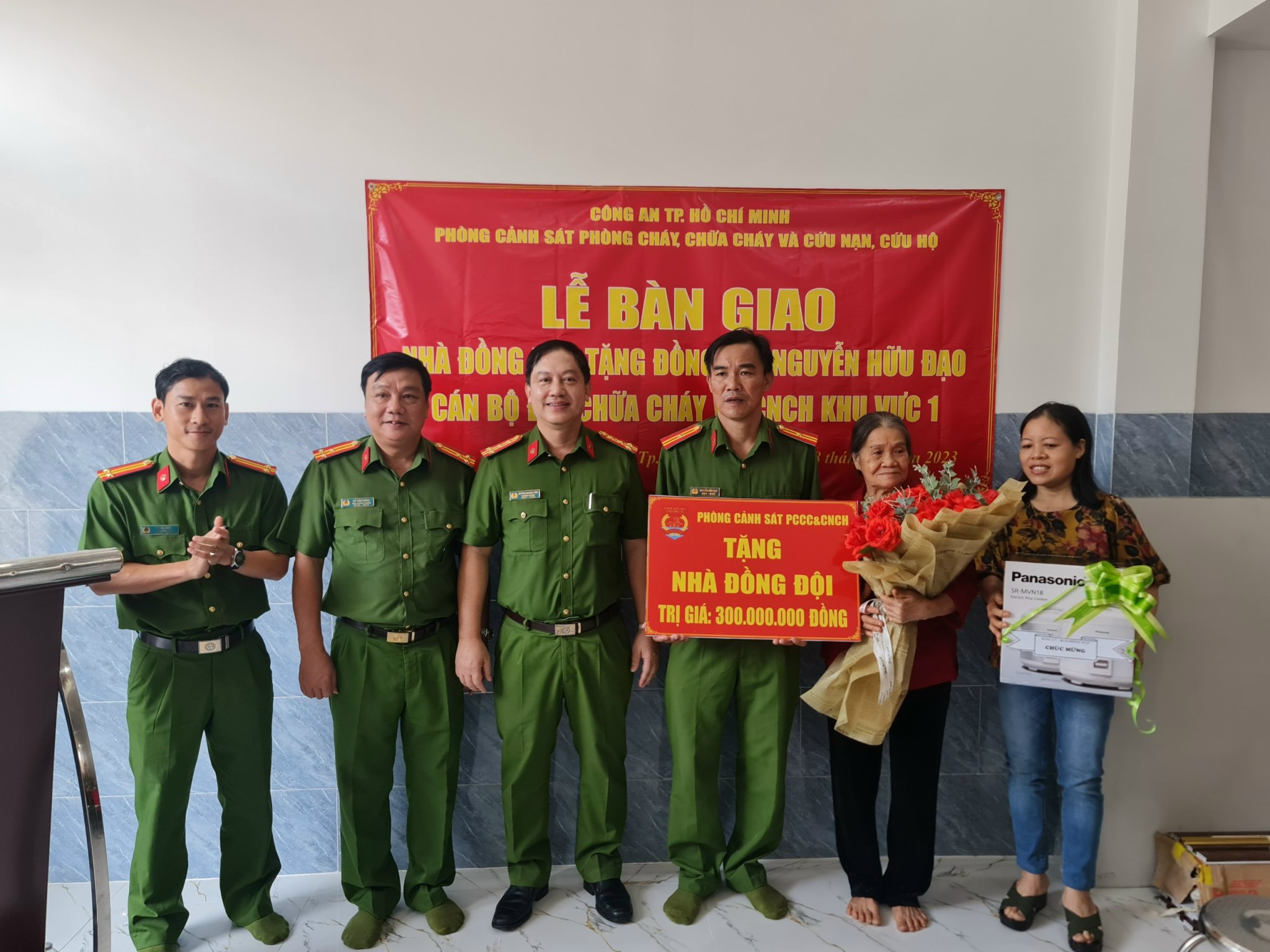 "Trinh s&aacute;t lửa" đ&oacute;n c&aacute;i Tết đầu ti&ecirc;n trong căn nh&agrave; mới do đồng đội x&acirc;y tặng- Ảnh 2.