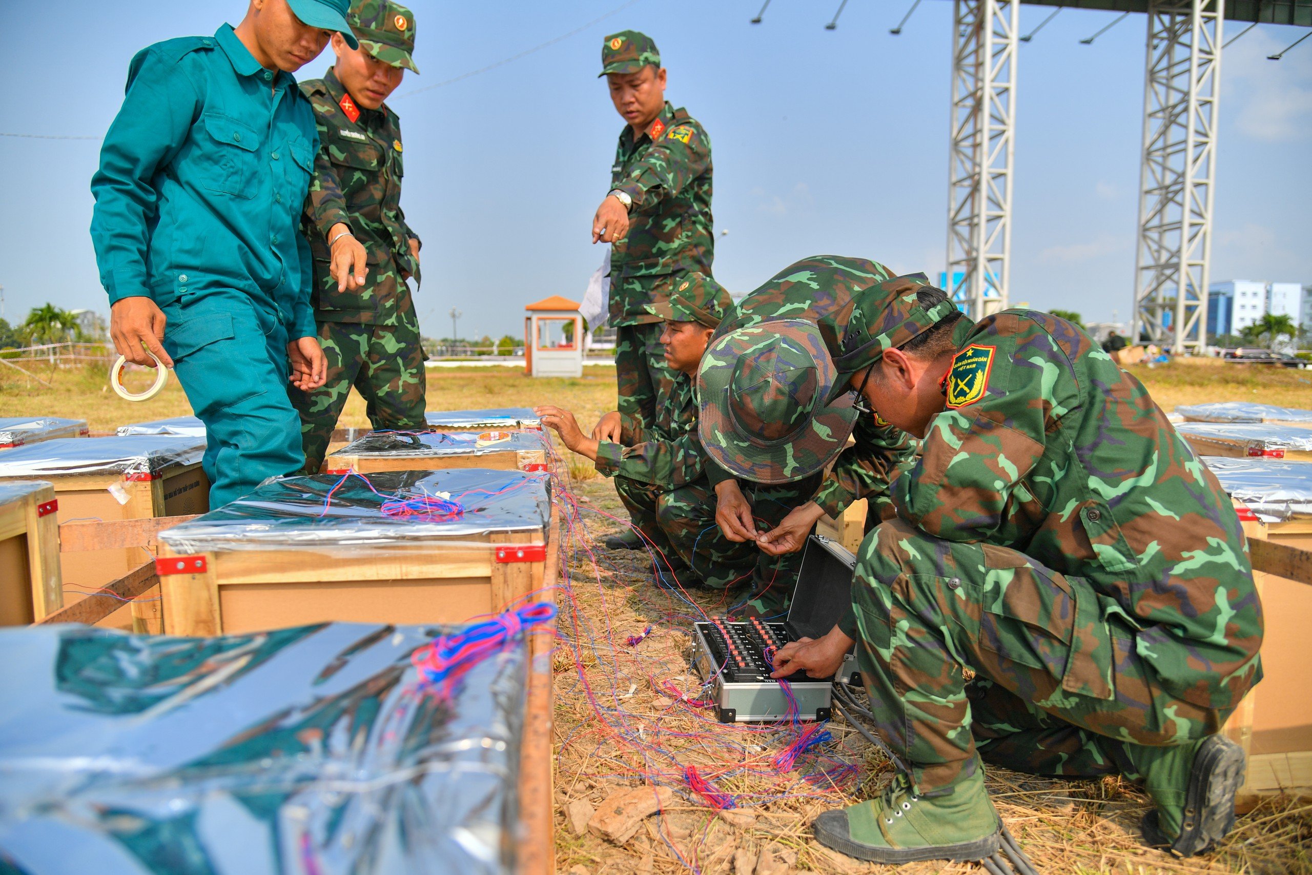 Cận cảnh d&agrave;n ph&aacute;o hoa đ&ecirc;m giao thừa ở Ki&ecirc;n Giang- Ảnh 4.