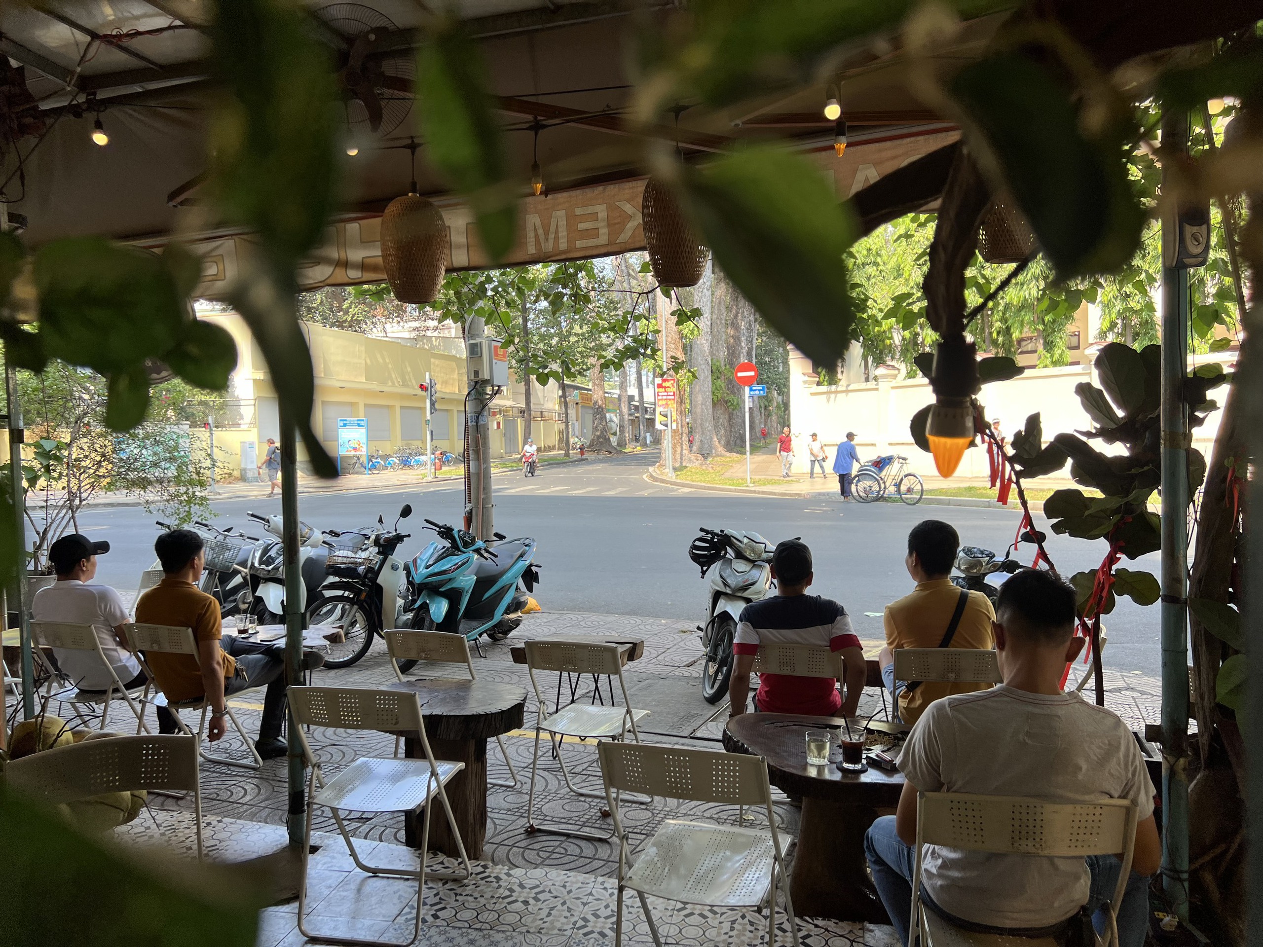 Người TP HCM chọn thú vui "cà phê 30 Tết"- Ảnh 2.