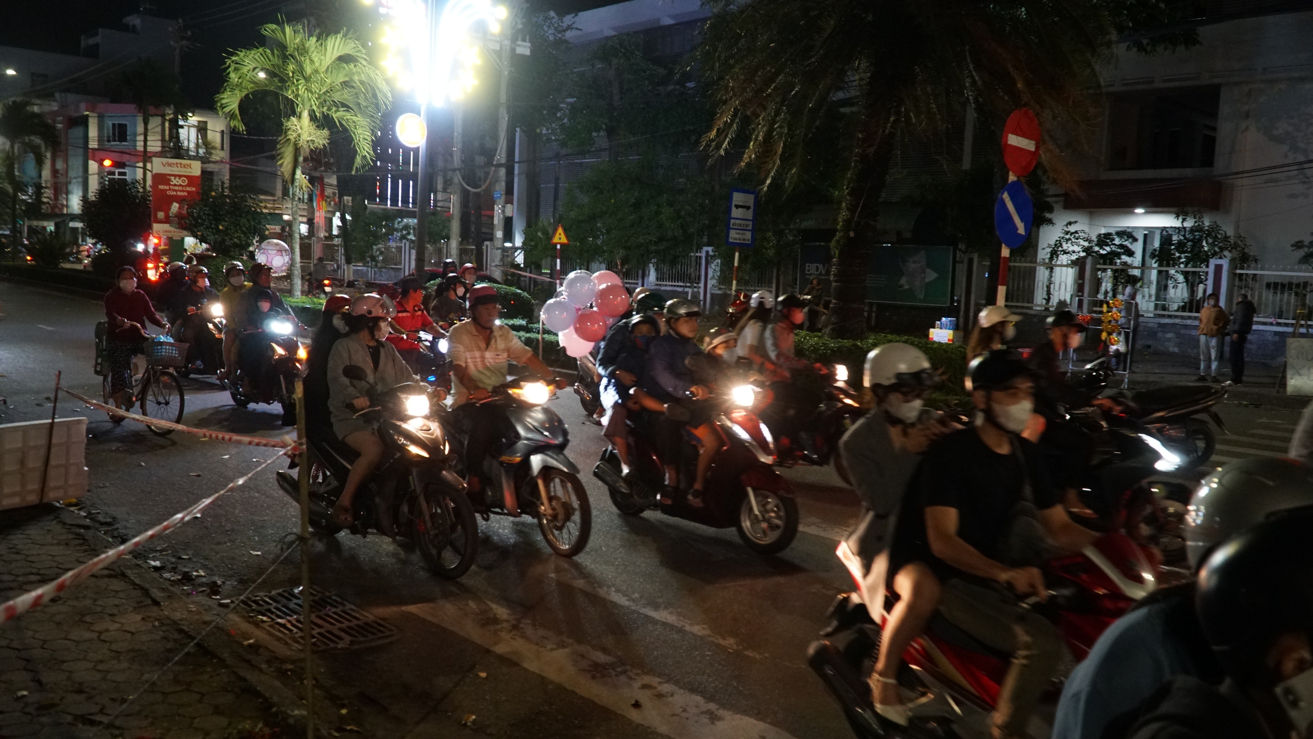 Xem linh vật rồng phun lửa v&agrave; bắn ph&aacute;o hoa ở Đ&agrave; Nẵng chờ đ&oacute;n giao thừa- Ảnh 14.