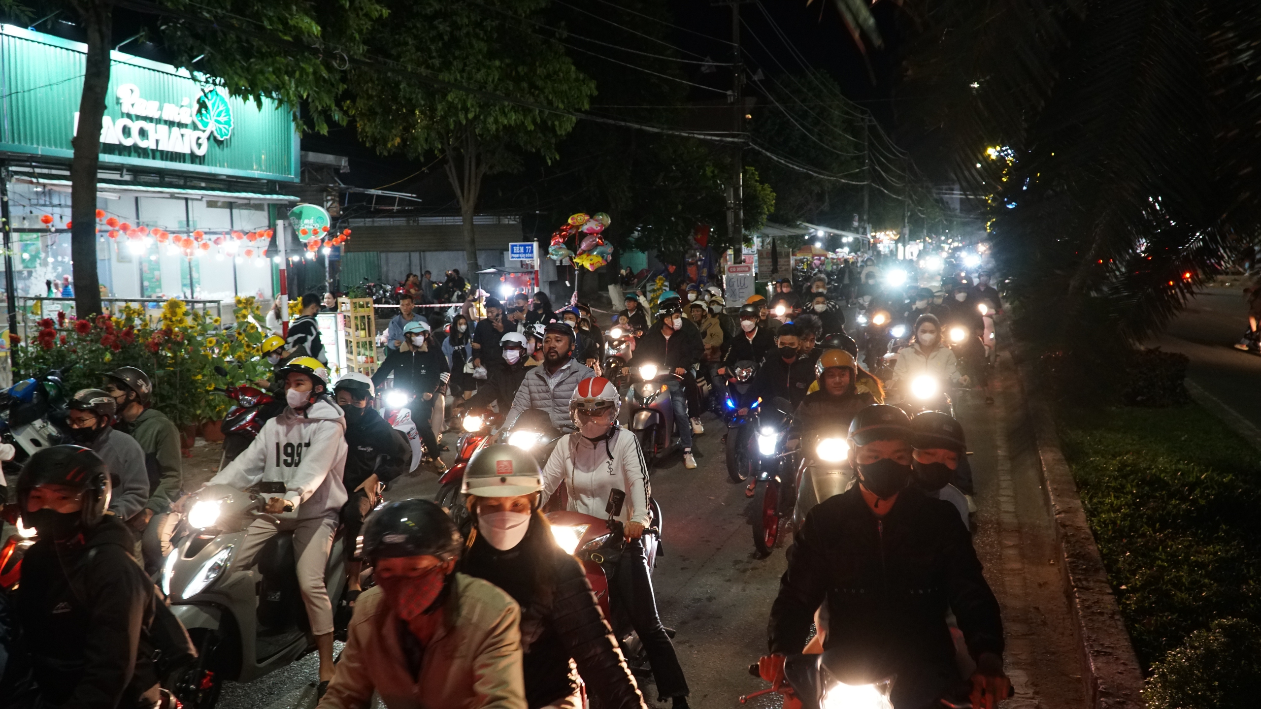 Xem linh vật rồng phun lửa v&agrave; bắn ph&aacute;o hoa ở Đ&agrave; Nẵng chờ đ&oacute;n giao thừa- Ảnh 20.