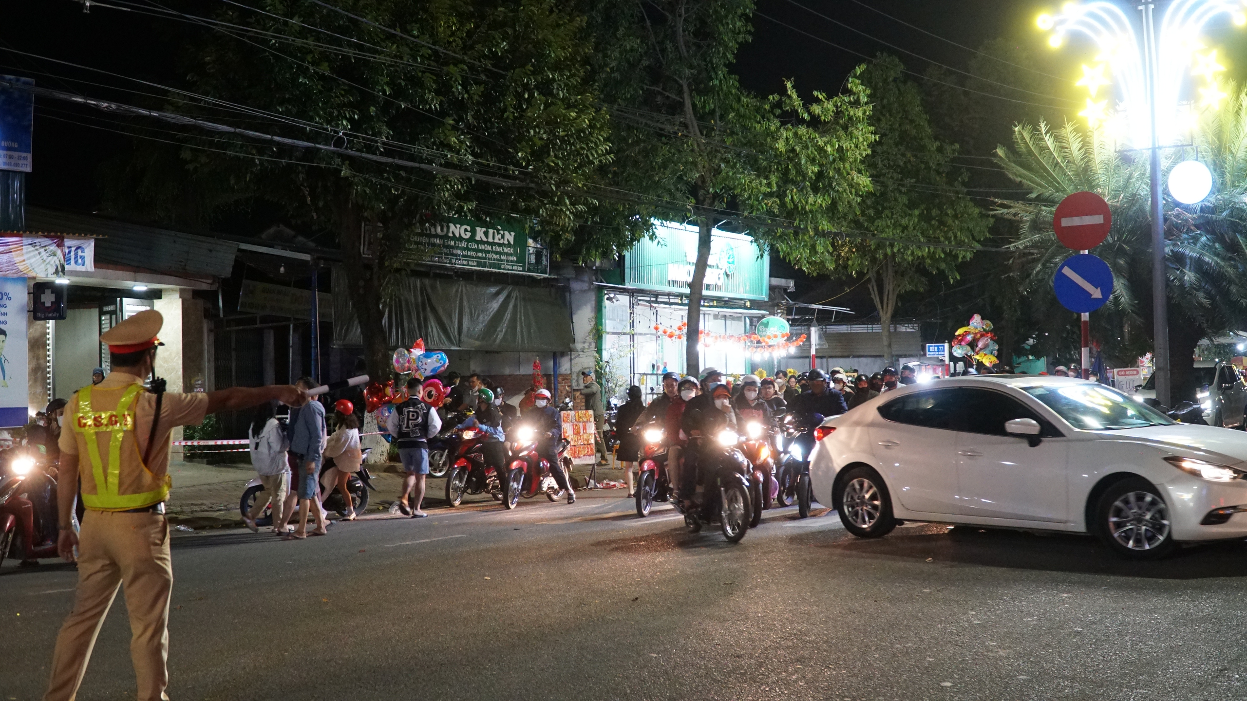 Xem linh vật rồng phun lửa v&agrave; bắn ph&aacute;o hoa ở Đ&agrave; Nẵng chờ đ&oacute;n giao thừa- Ảnh 16.
