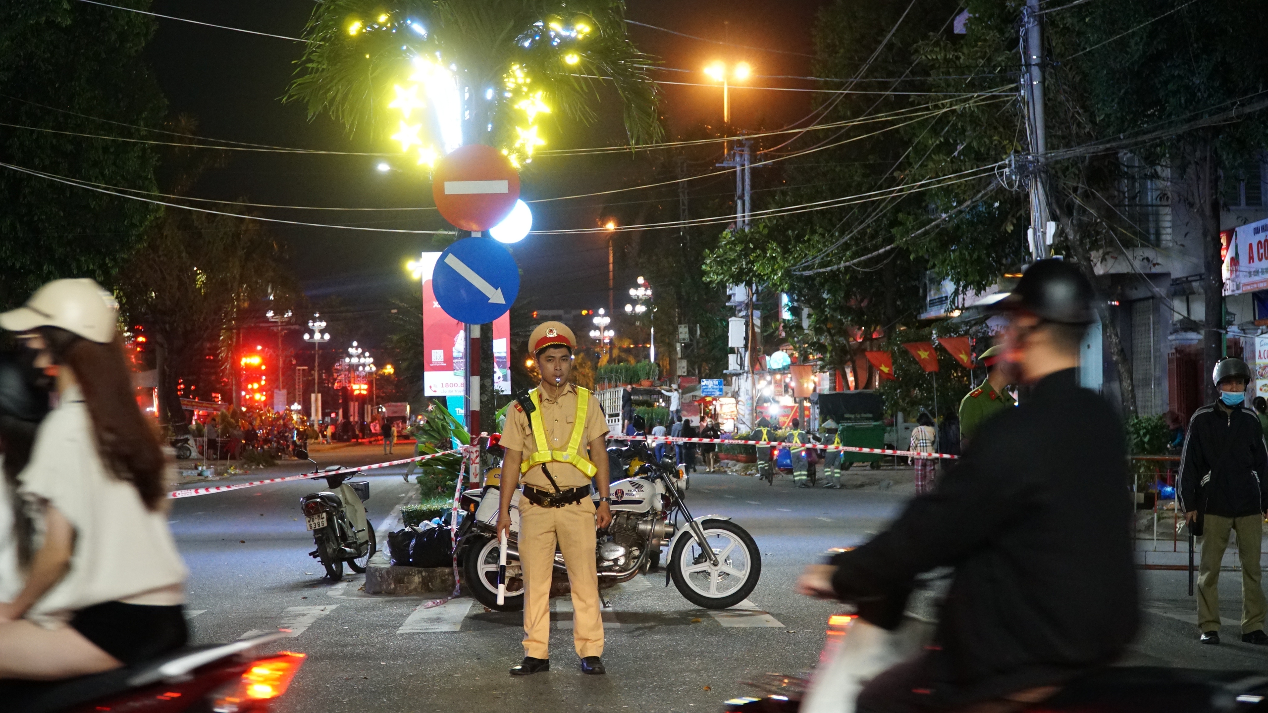 Xem linh vật rồng phun lửa v&agrave; bắn ph&aacute;o hoa ở Đ&agrave; Nẵng chờ đ&oacute;n giao thừa- Ảnh 17.