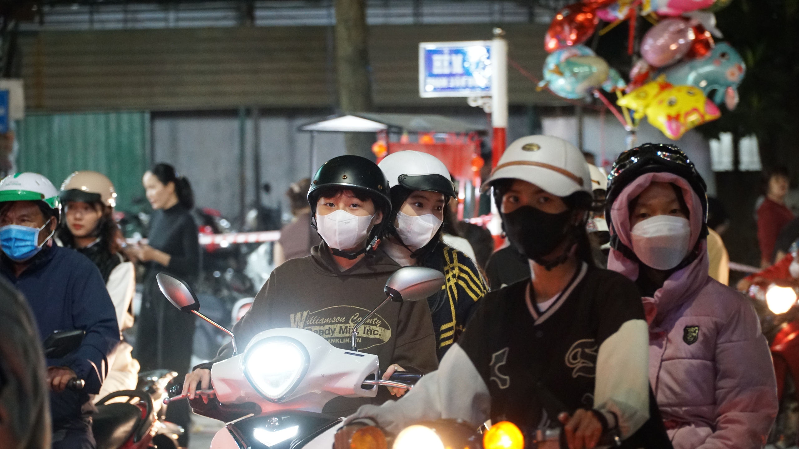 Xem linh vật rồng phun lửa v&agrave; bắn ph&aacute;o hoa ở Đ&agrave; Nẵng chờ đ&oacute;n giao thừa- Ảnh 19.