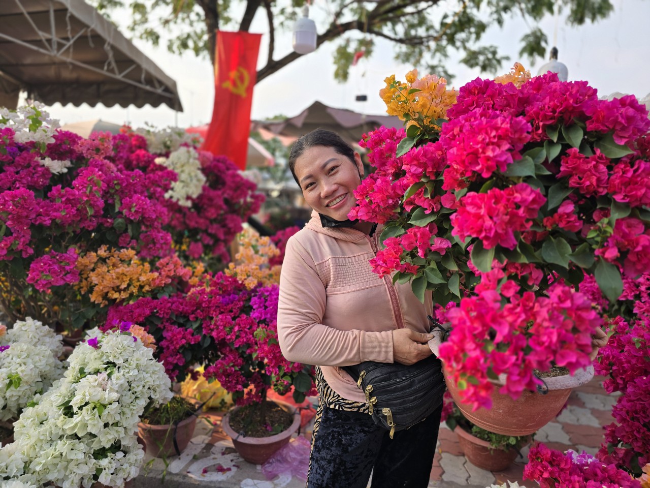 Nh&agrave; vườn b&ocirc;ng giấy thắng lớn ở Hội hoa xu&acirc;n Bến B&igrave;nh Đ&ocirc;ng- Ảnh 2.