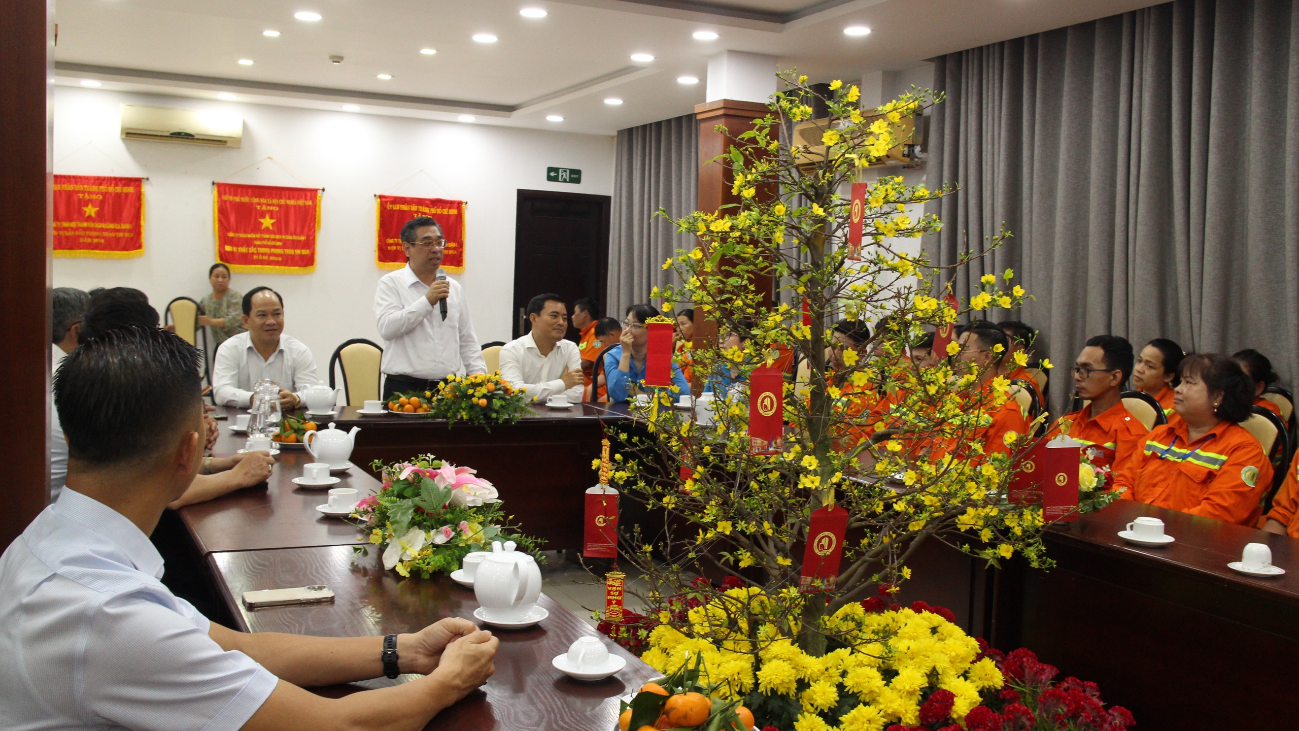 Công nhân vệ sinh bất ngờ khi được lãnh đạo TP HCM đến thăm, chúc Tết đêm Giao thừa- Ảnh 1.