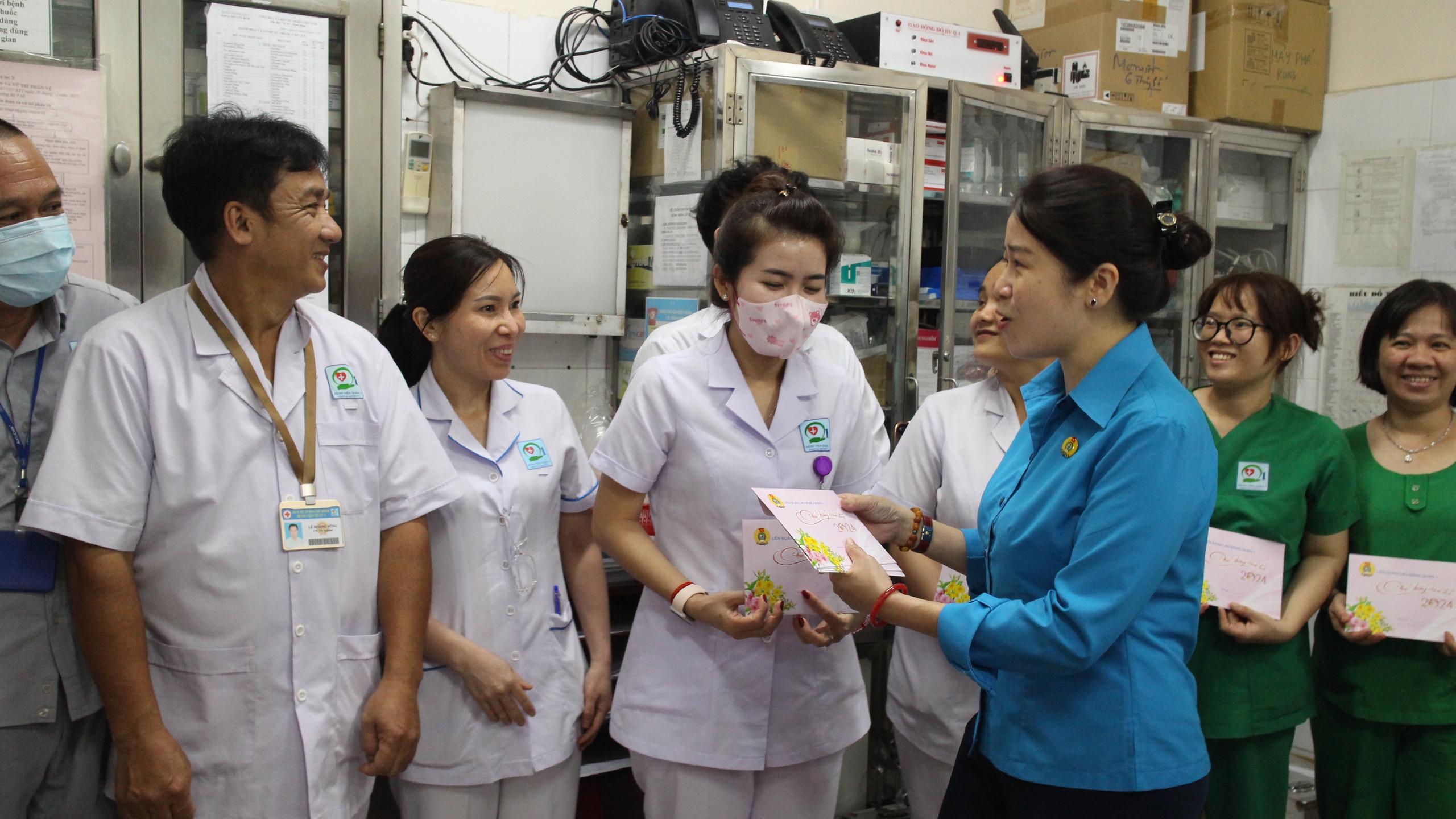Công nhân vệ sinh bất ngờ khi được lãnh đạo TP HCM đến thăm, chúc Tết đêm Giao thừa- Ảnh 5.