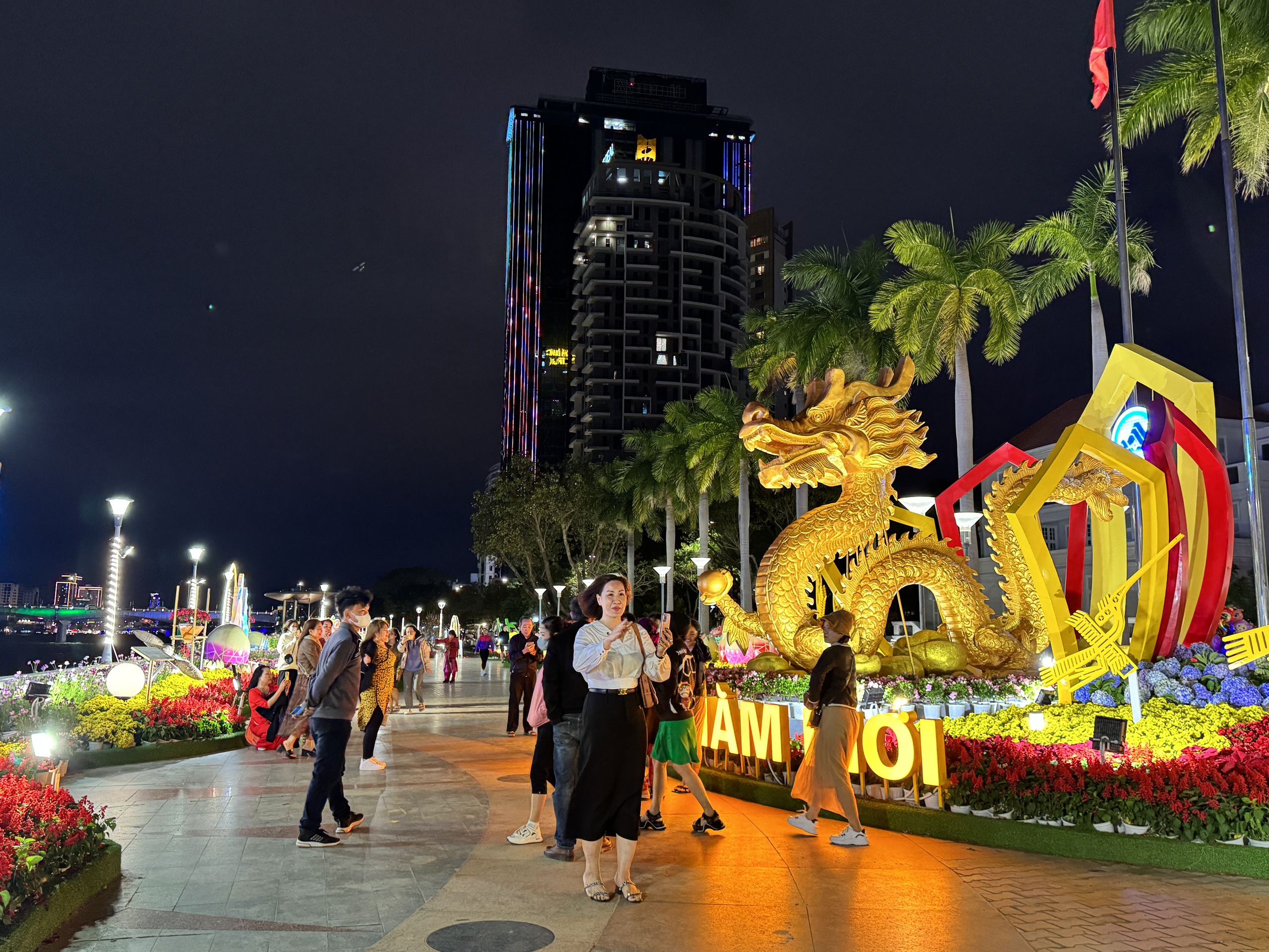 Xem linh vật rồng phun lửa v&agrave; bắn ph&aacute;o hoa ở Đ&agrave; Nẵng chờ đ&oacute;n giao thừa- Ảnh 12.