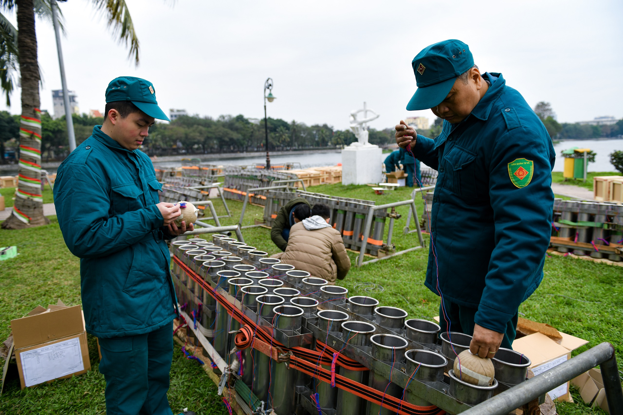An ninh thắt chặt quanh trận địa pháo hoa- Ảnh 6.