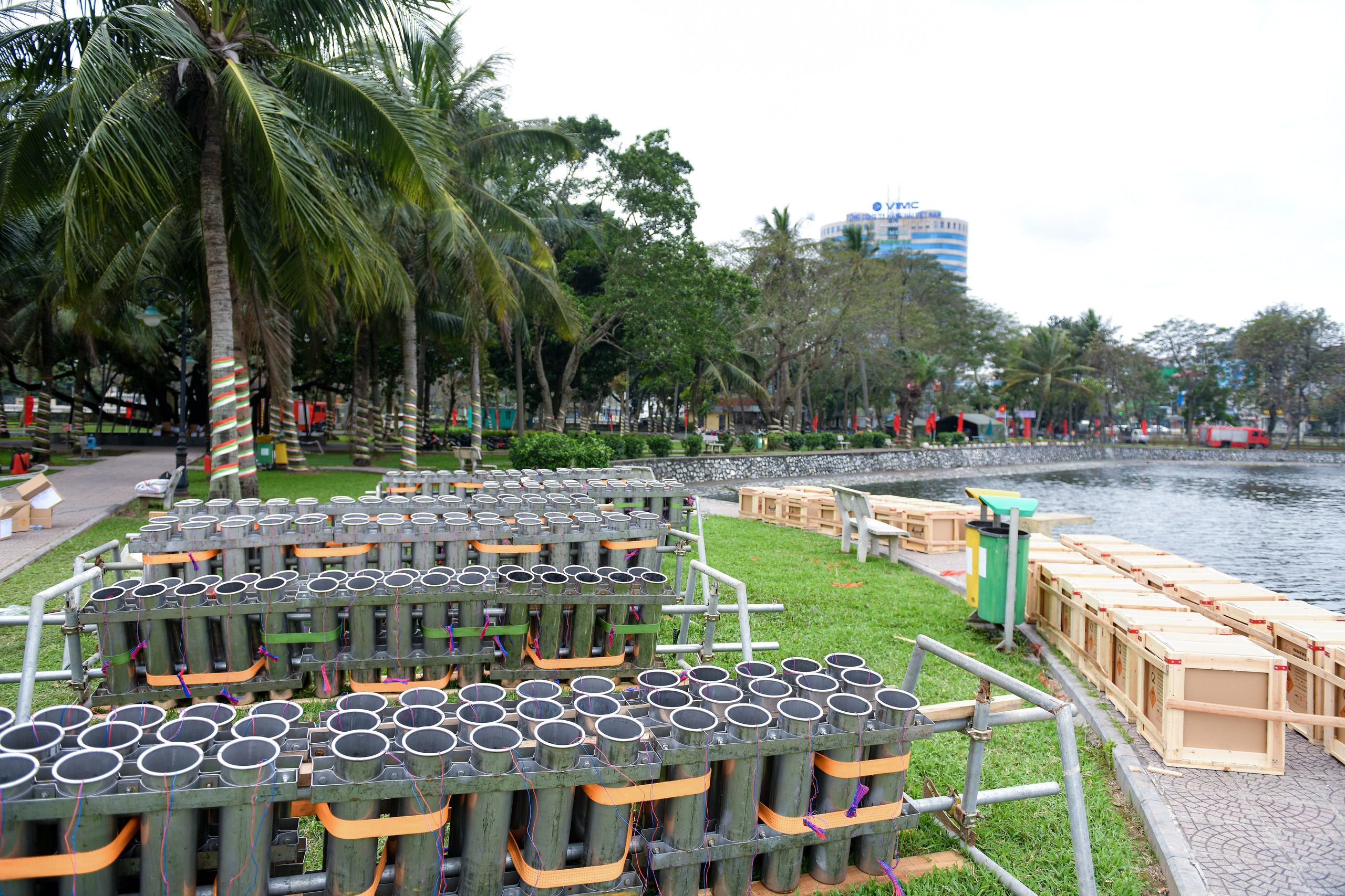 An ninh thắt chặt quanh trận địa pháo hoa- Ảnh 9.
