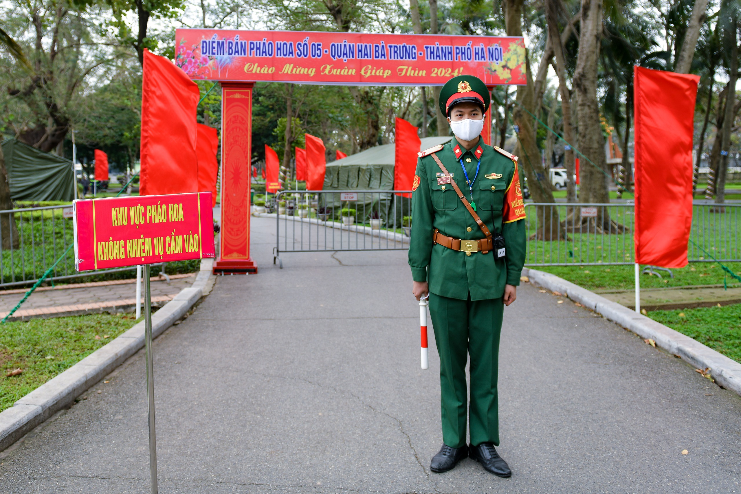 An ninh thắt chặt quanh trận địa pháo hoa- Ảnh 1.