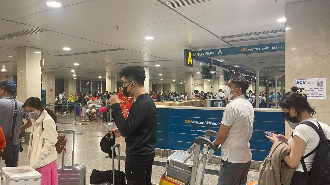 Bất ngờ v&eacute; m&aacute;y bay Tết đi từ s&acirc;n bay T&acirc;n Sơn Nhất ng&agrave;y 30 Tết- Ảnh 1.