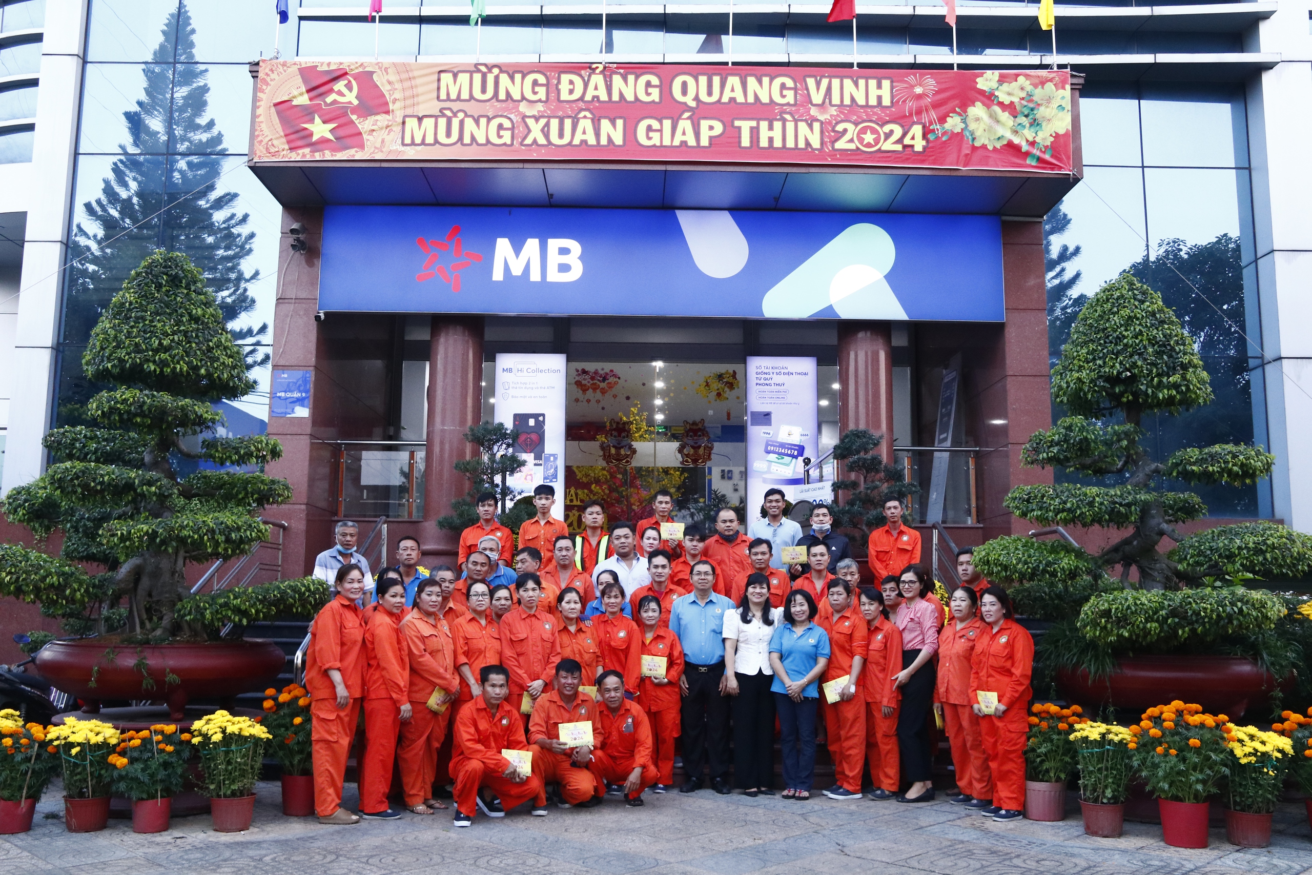 Công nhân vệ sinh bất ngờ khi được lãnh đạo TP HCM đến thăm, chúc Tết đêm Giao thừa- Ảnh 7.