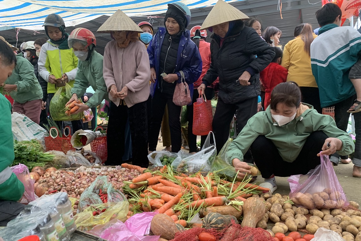 Phi&ecirc;n chợ qu&ecirc; ng&agrave;y cuối năm- Ảnh 4.