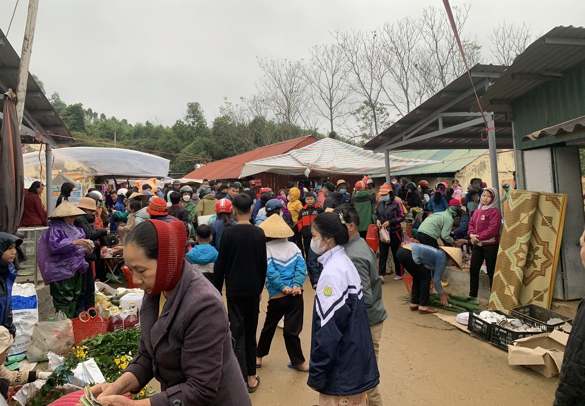 Phi&ecirc;n chợ qu&ecirc; ng&agrave;y cuối năm- Ảnh 1.