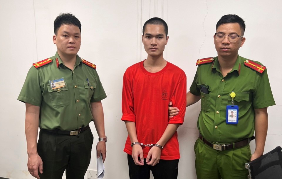 Vừa đ&aacute;p m&aacute;y bay xuống Đ&agrave; Nẵng, 2 nam thanh ni&ecirc;n lập tức bị bắt giữ- Ảnh 1.