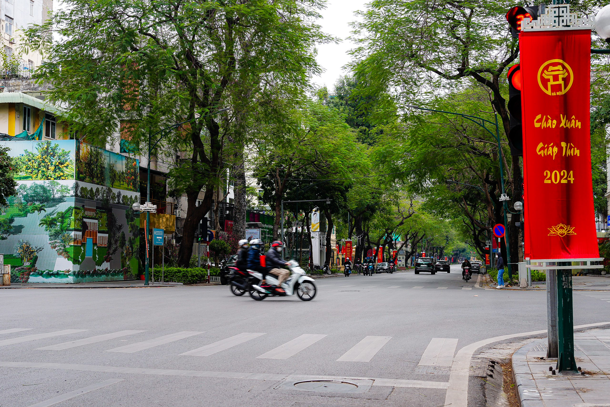 Người Hà Nội thảnh thơi tận hưởng không khí bình yên, uống cà phê ngày 30 Tết- Ảnh 1.