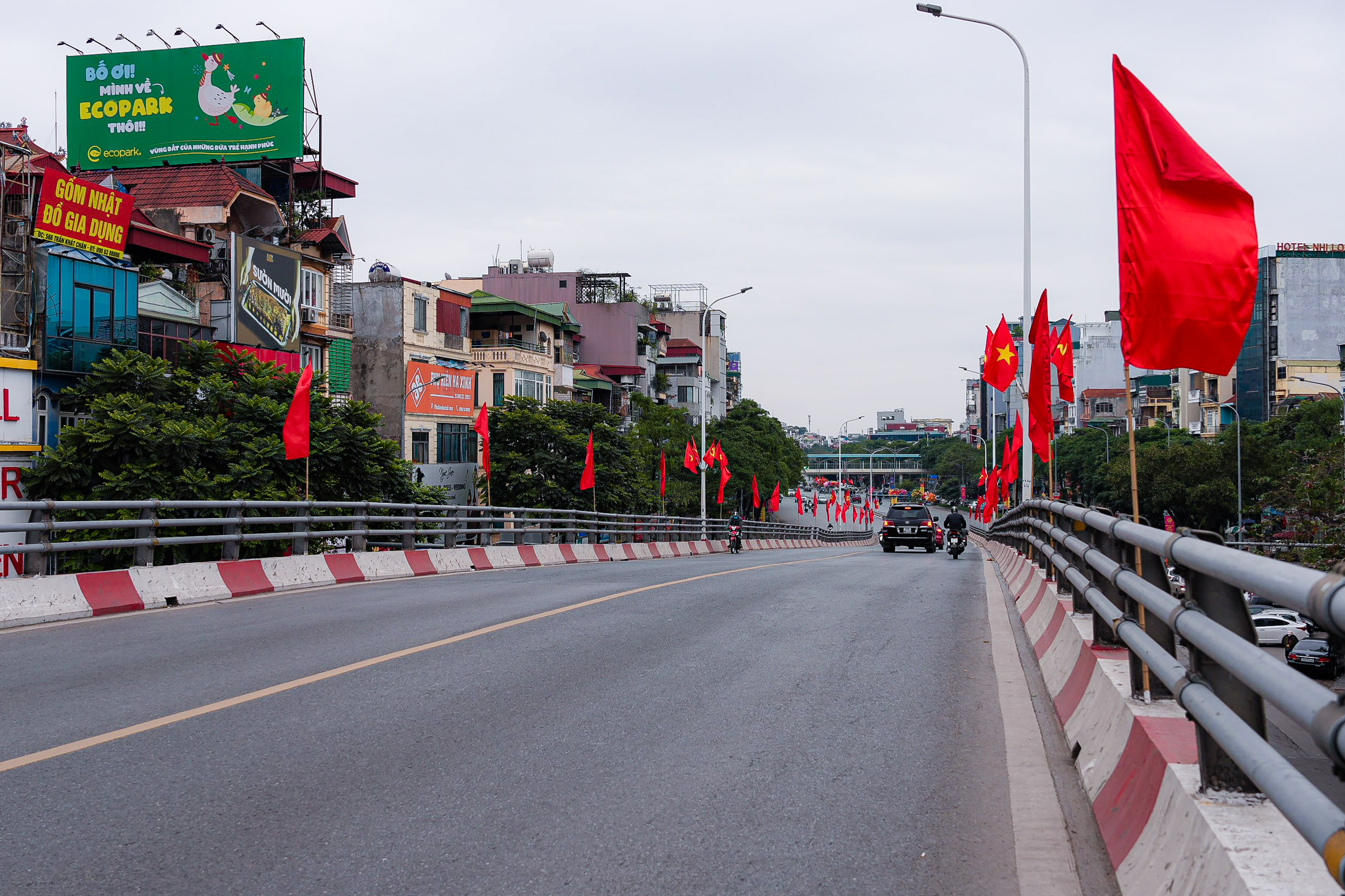 Người Hà Nội thảnh thơi tận hưởng không khí bình yên, uống cà phê ngày 30 Tết- Ảnh 2.