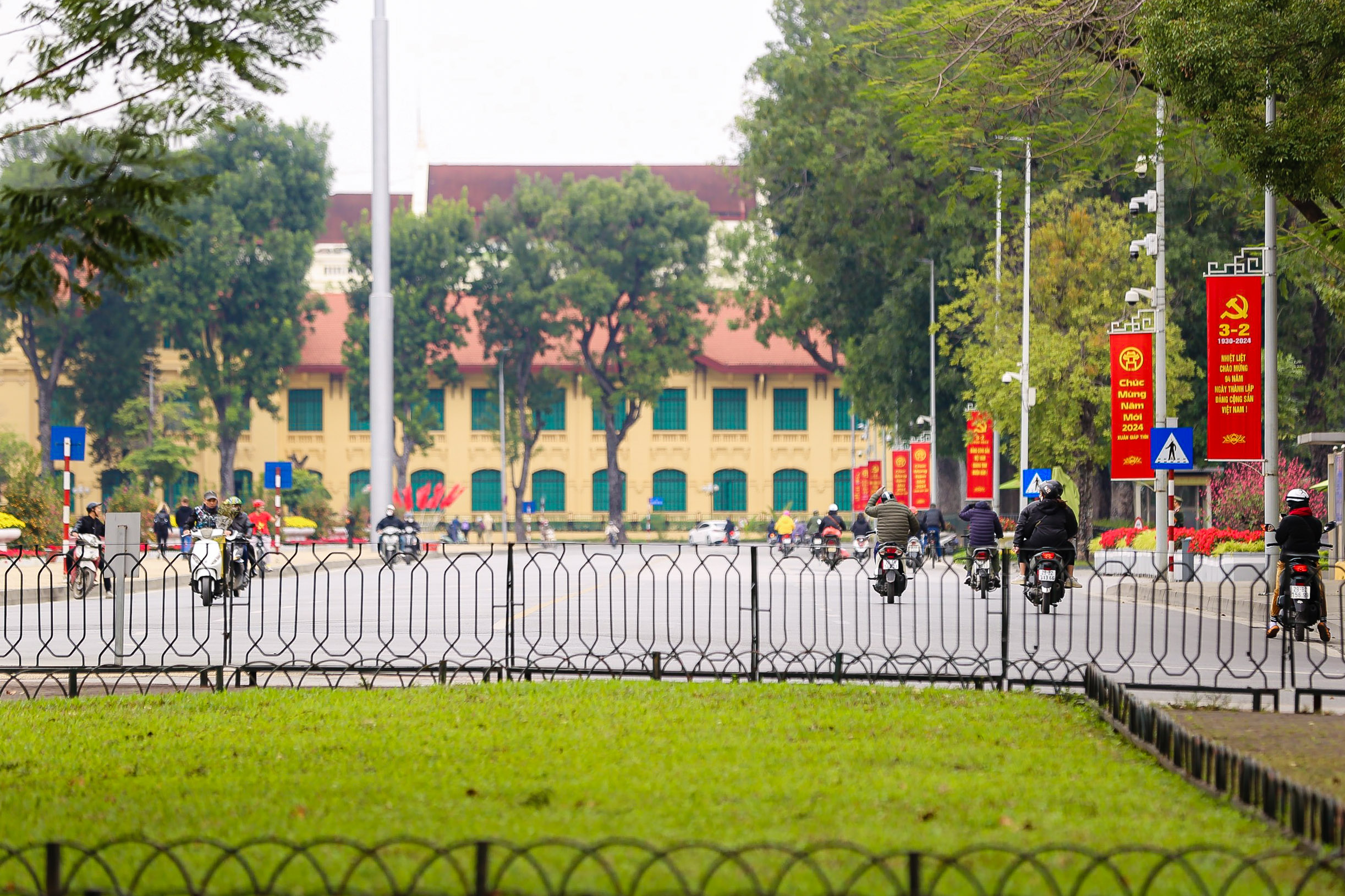 Người Hà Nội thảnh thơi tận hưởng không khí bình yên, uống cà phê ngày 30 Tết- Ảnh 6.