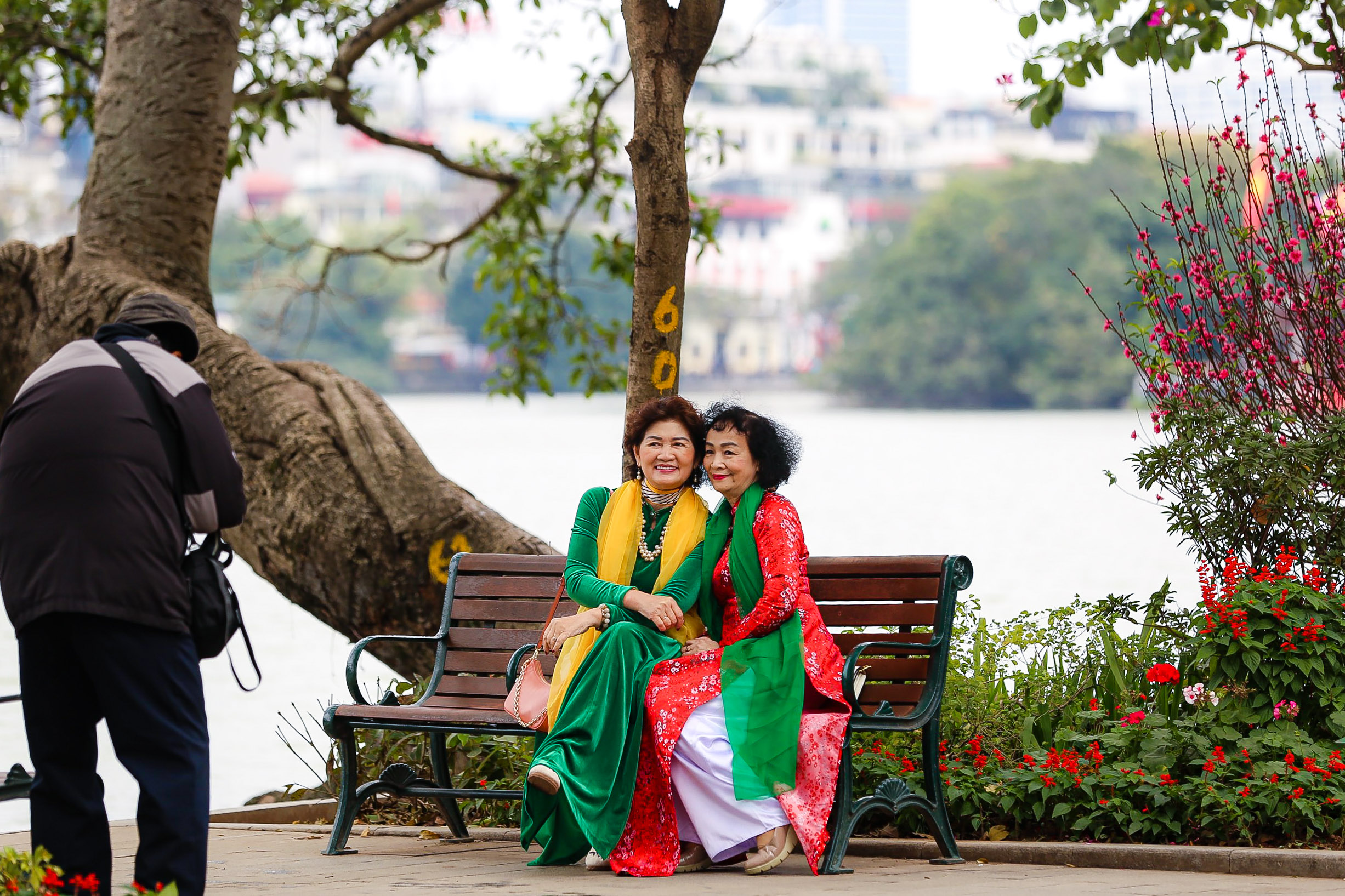Người Hà Nội thảnh thơi tận hưởng không khí bình yên, uống cà phê ngày 30 Tết- Ảnh 11.