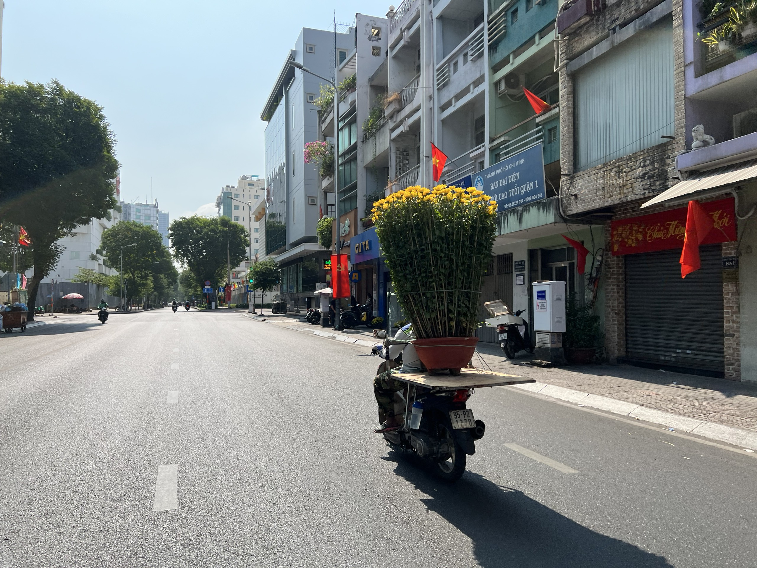 Người dân TP HCM làm gì trước đêm giao thừa đặc biệt, gần 1 thập kỷ nữa mới có?- Ảnh 3.