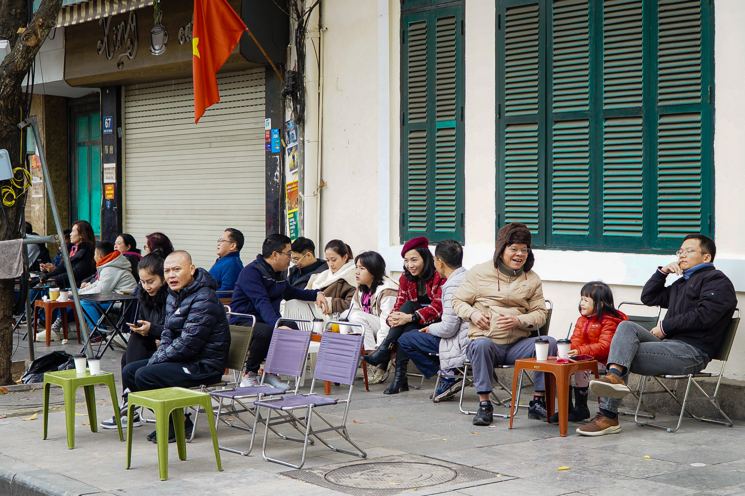 Người Hà Nội thảnh thơi tận hưởng không khí bình yên, uống cà phê ngày 30 Tết- Ảnh 13.