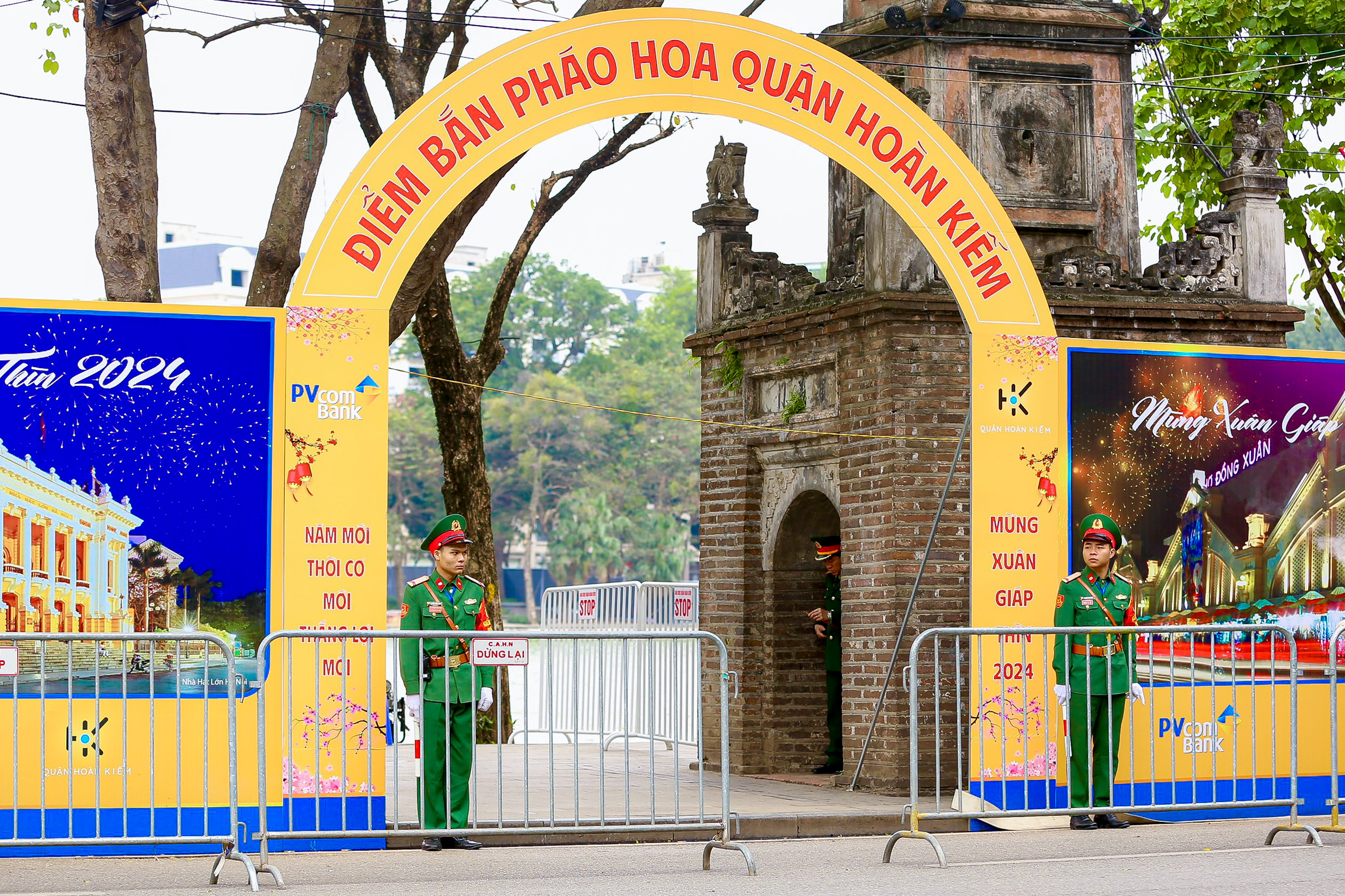 An ninh thắt chặt quanh trận địa pháo hoa- Ảnh 12.