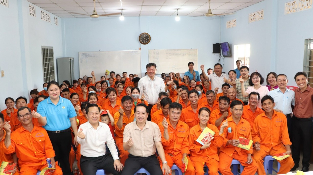 Công nhân vệ sinh bất ngờ khi được lãnh đạo TP HCM đến thăm, chúc Tết đêm Giao thừa- Ảnh 6.