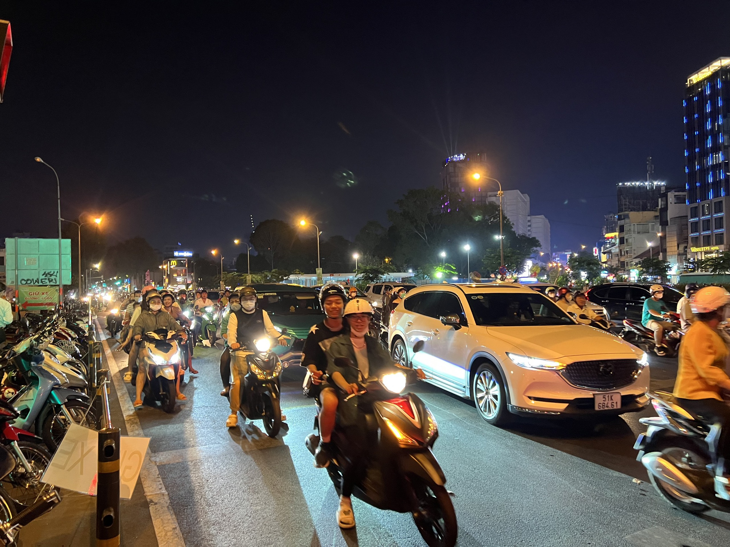 Thượng tá Nguyễn Văn Bình: CSGT TP HCM kiểm tra nồng độ cồn xuyên đêm, xuyên Tết- Ảnh 1.