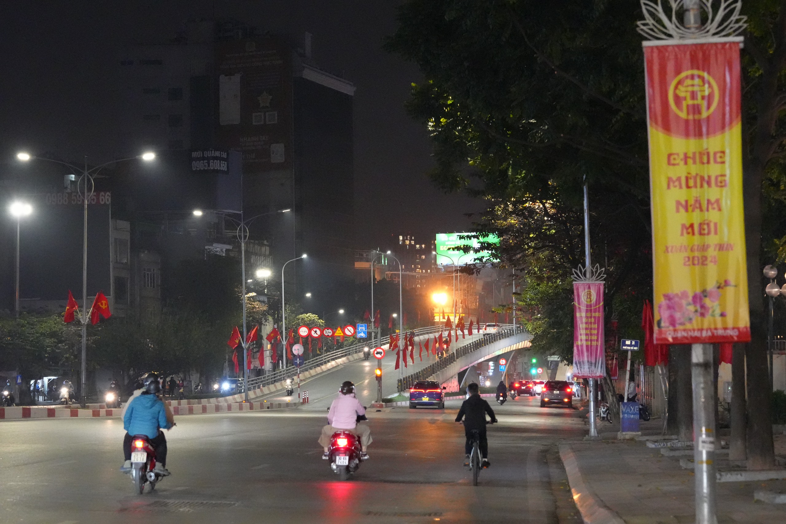 D&ograve;ng người đổ về hồ Gươm xem bắn ph&aacute;o hoa ch&agrave;o đ&oacute;n năm mới- Ảnh 1.