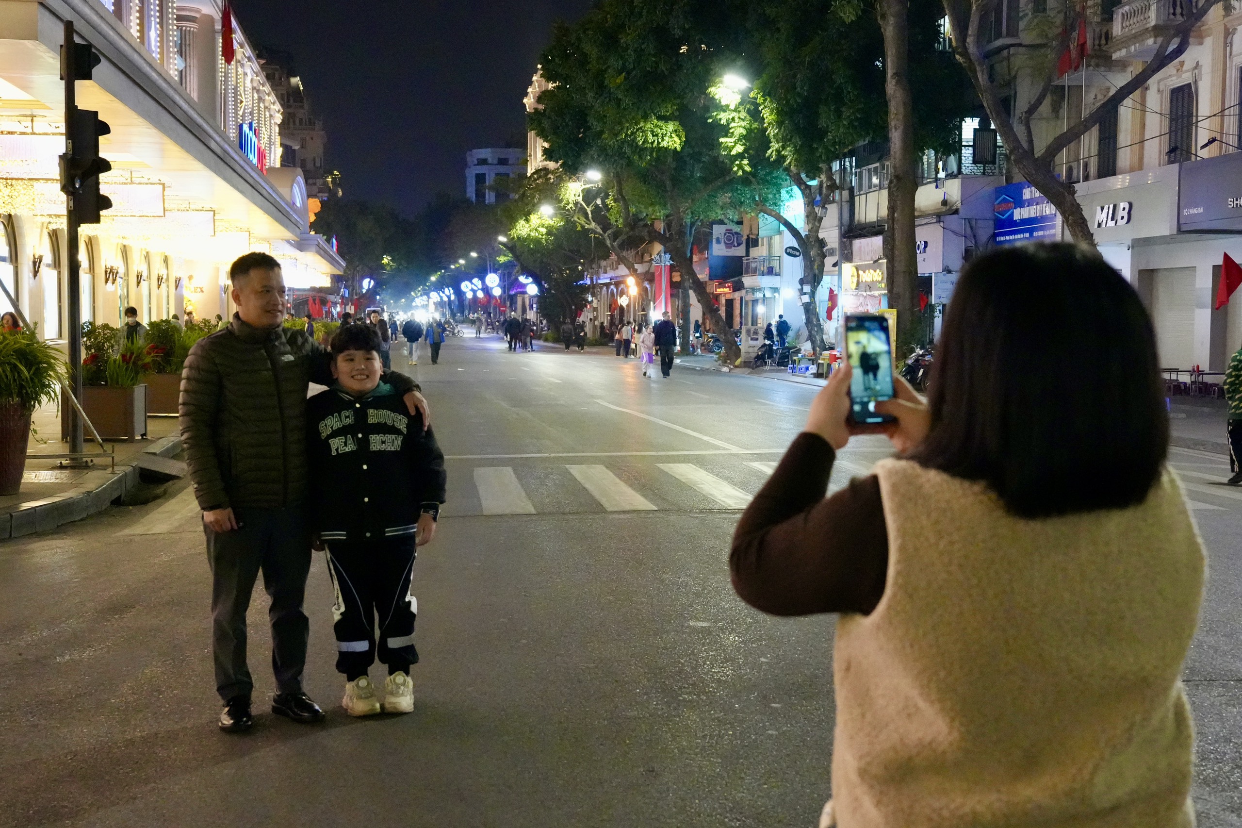D&ograve;ng người đổ về hồ Gươm xem bắn ph&aacute;o hoa ch&agrave;o đ&oacute;n năm mới- Ảnh 6.