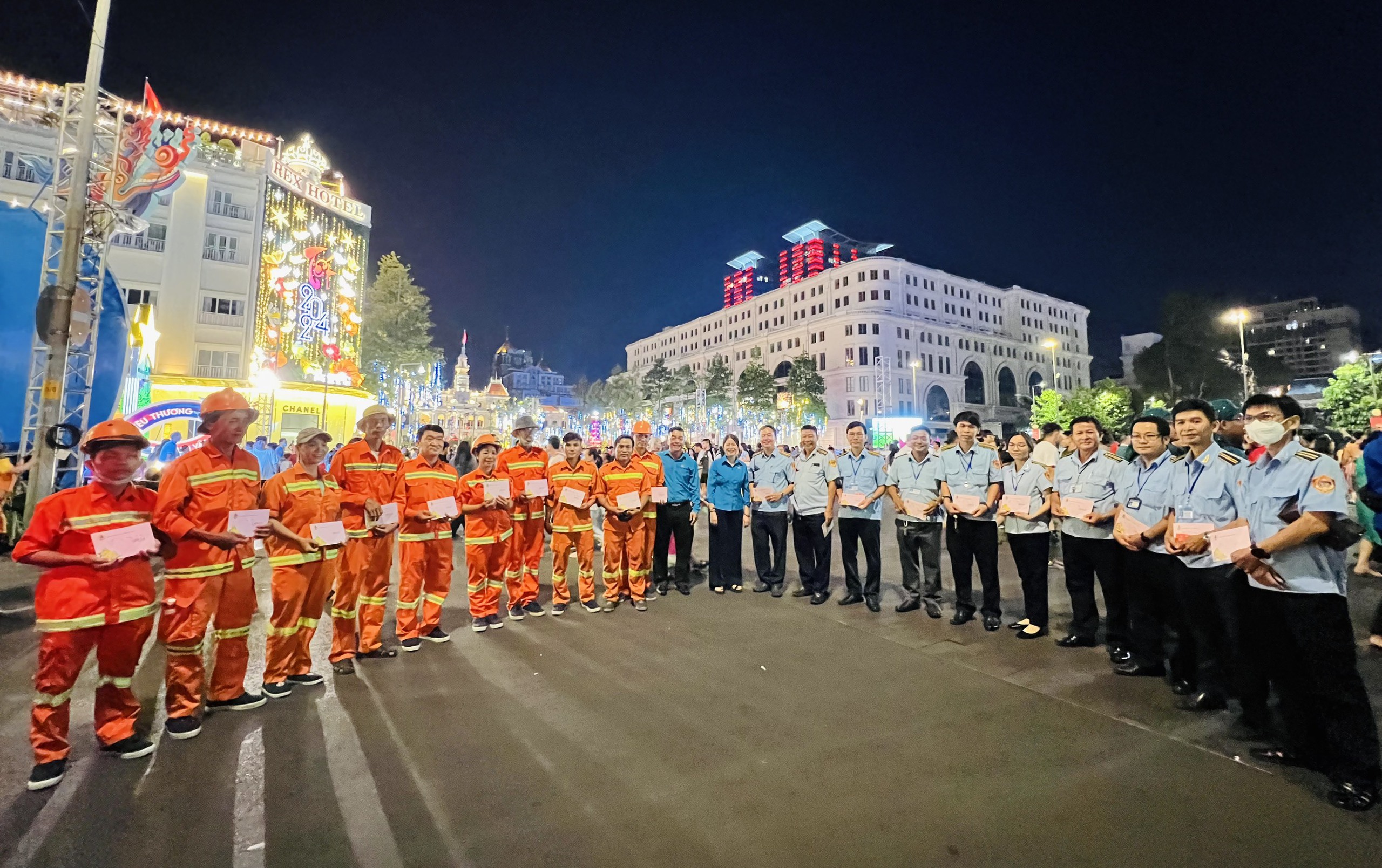 Công nhân vệ sinh bất ngờ khi được lãnh đạo TP HCM đến thăm, chúc Tết đêm Giao thừa- Ảnh 4.