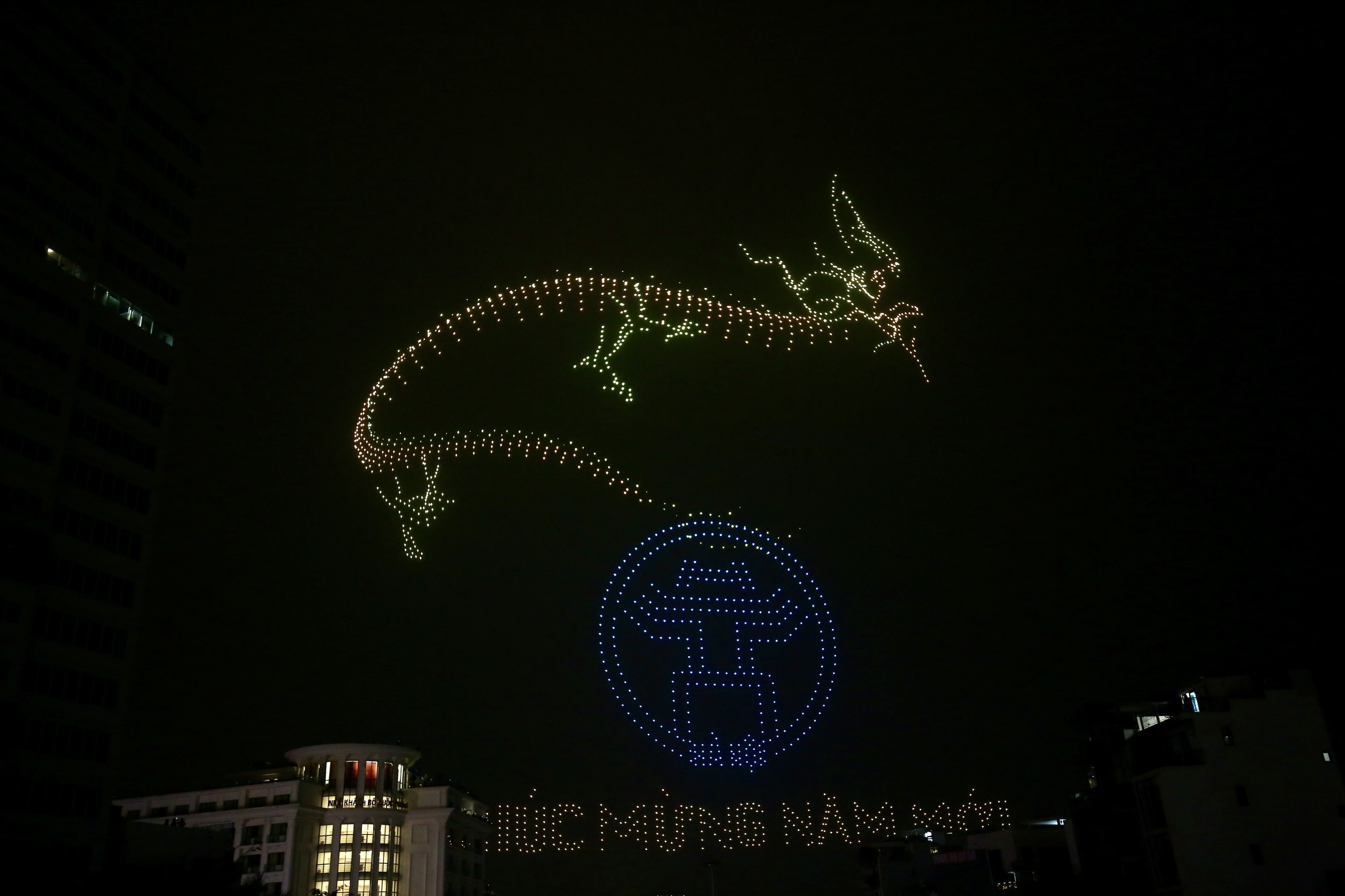 M&atilde;n nh&atilde;n với m&agrave;n tr&igrave;nh diễn &aacute;nh s&aacute;ng của 2.024 Drone đ&ecirc;m Giao thừa- Ảnh 11.