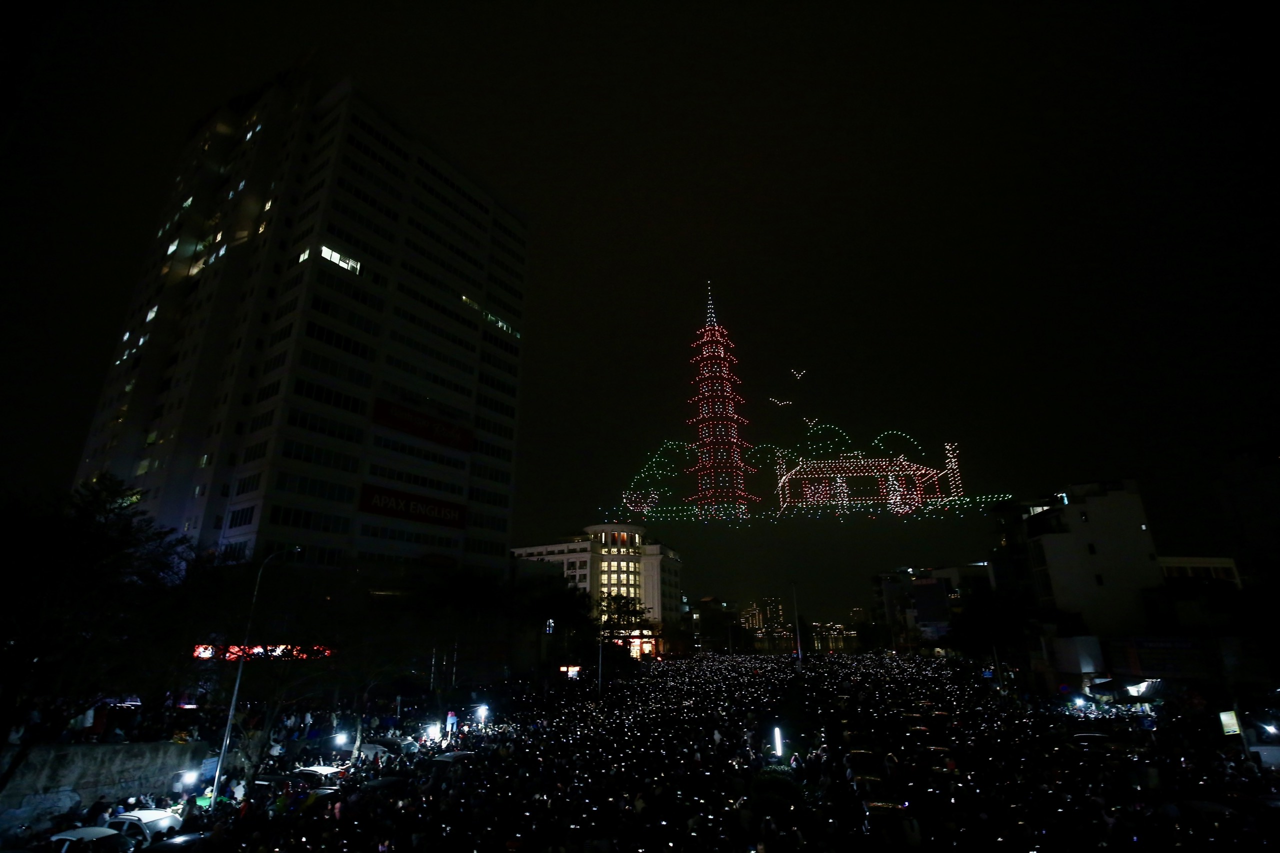 M&atilde;n nh&atilde;n với m&agrave;n tr&igrave;nh diễn &aacute;nh s&aacute;ng của 2.024 Drone đ&ecirc;m Giao thừa- Ảnh 26.