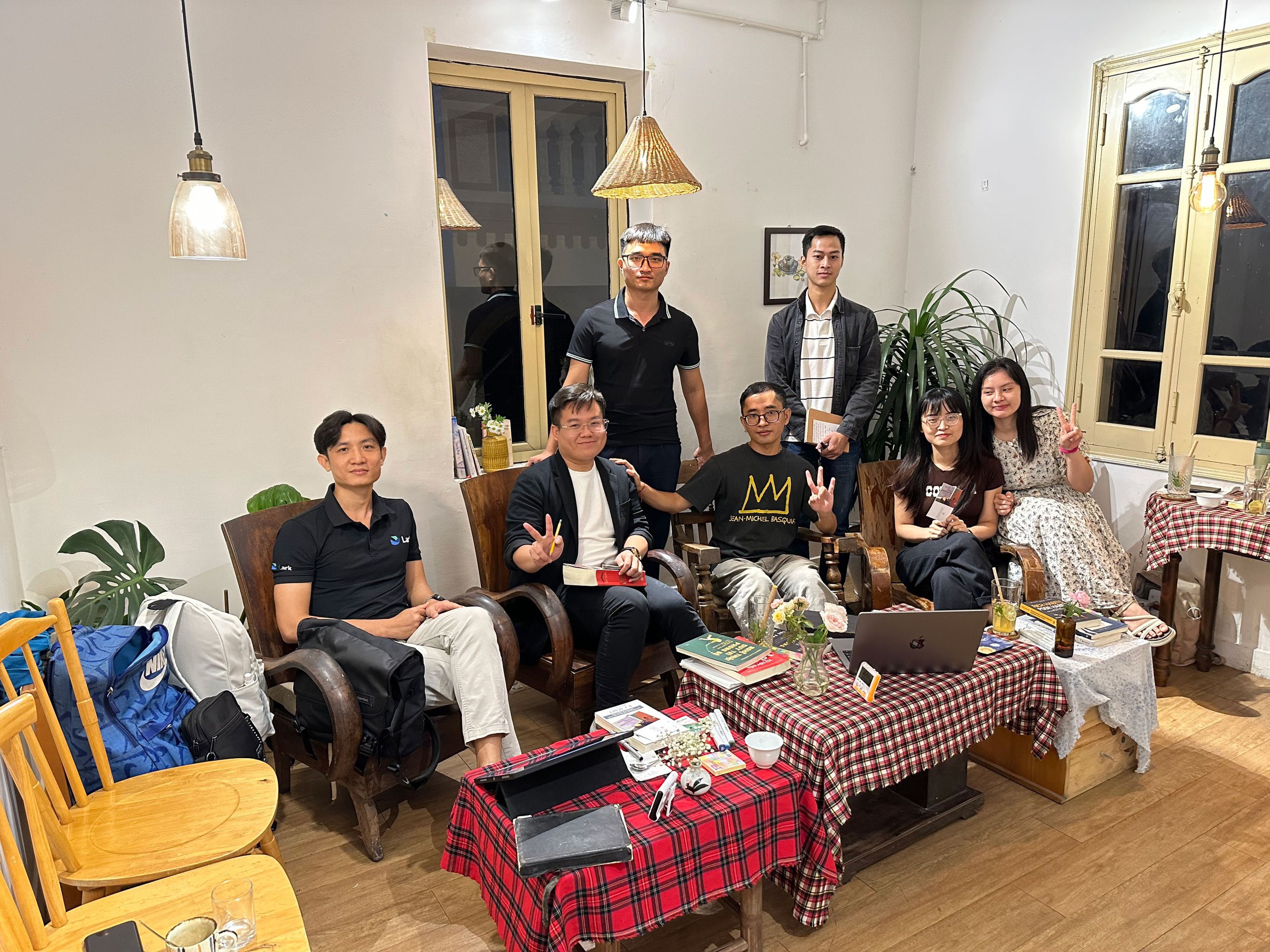 Một buổi giao lưu của Đức Nhân (ngồi giữa), Khánh Linh (ngồi thứ hai, từ phải sang) với người yêu sách