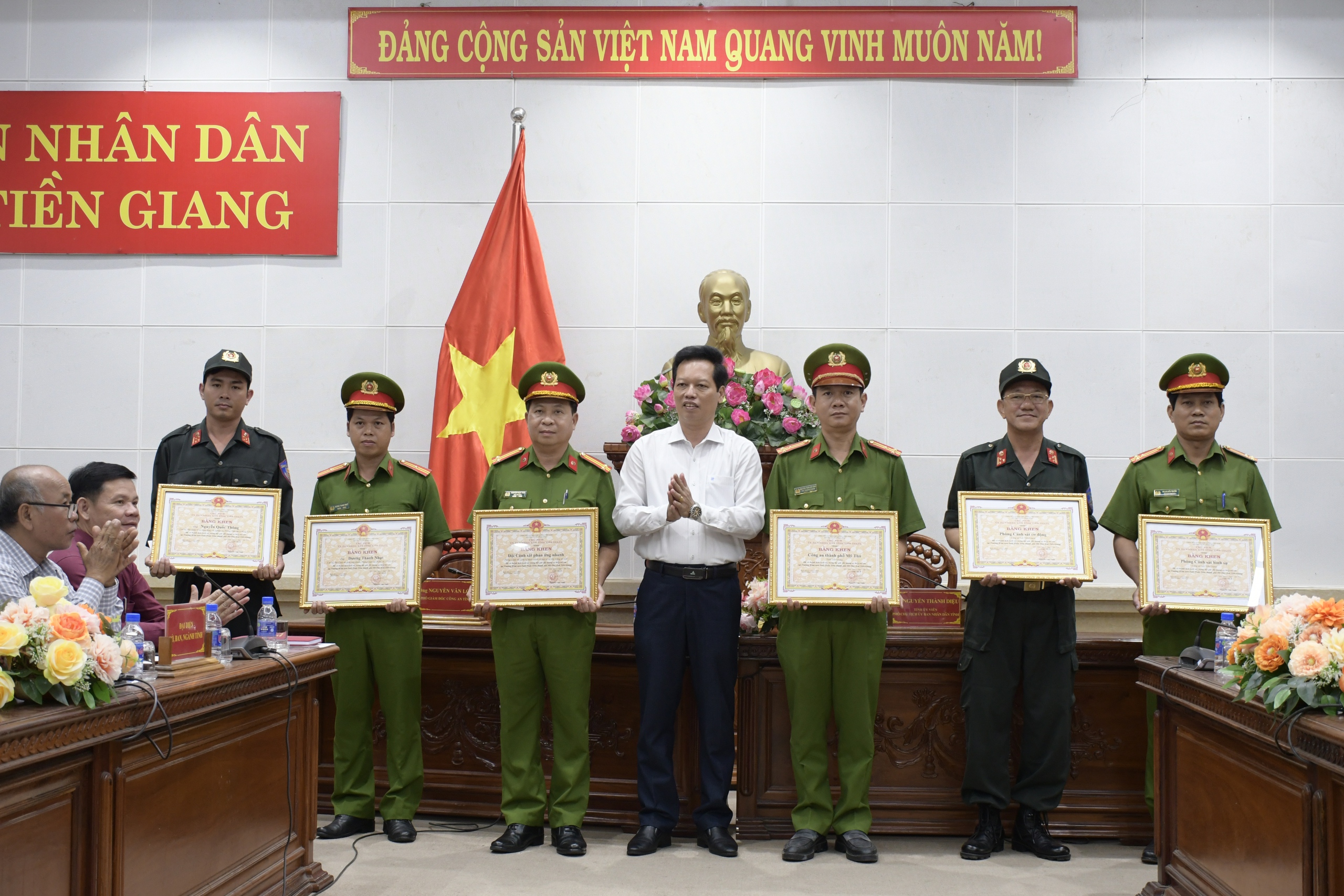 Vụ giải cứu 3 ch&aacute;u b&eacute; bị kẻ nghi &ldquo;ng&aacute;o đ&aacute;&rdquo; khống chế: Khen thưởng 4 tập thể, 2 c&aacute; nh&acirc;n- Ảnh 2.