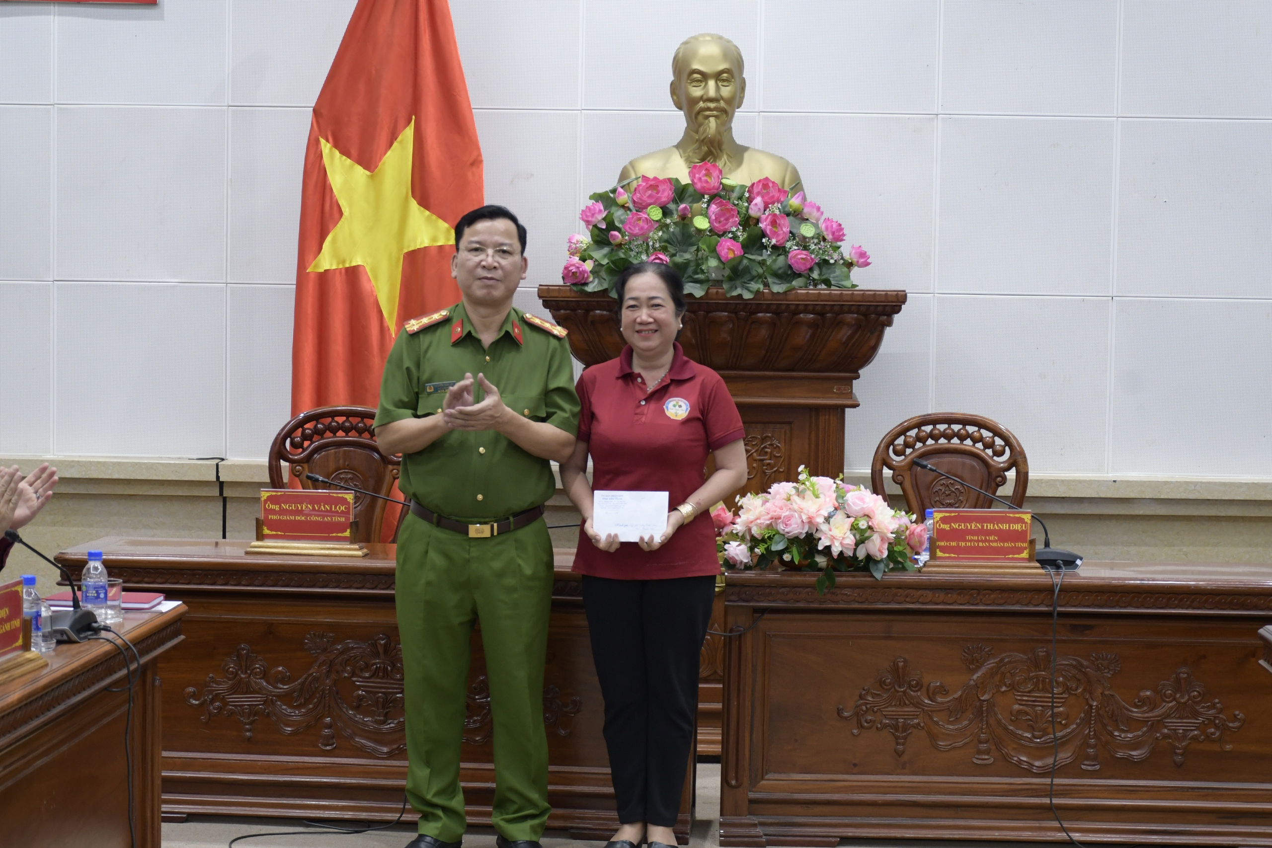 Vụ giải cứu 3 ch&aacute;u b&eacute; bị kẻ nghi &ldquo;ng&aacute;o đ&aacute;&rdquo; khống chế: Khen thưởng 4 tập thể, 2 c&aacute; nh&acirc;n- Ảnh 1.