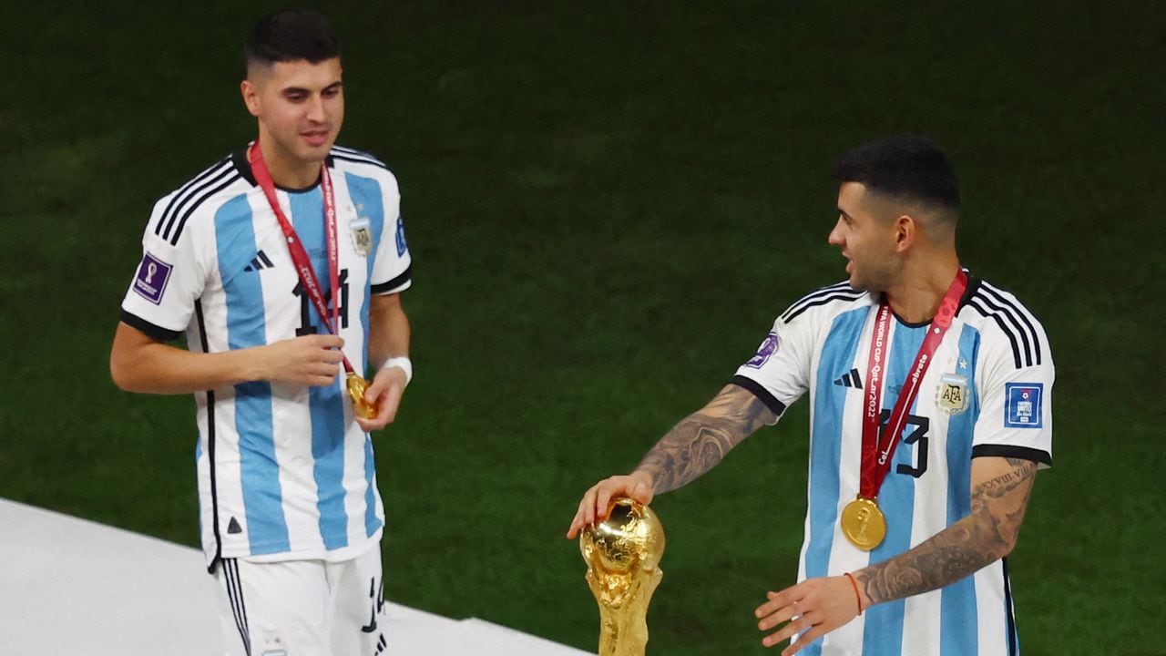 Nh&agrave; v&ocirc; địch World Cup bị vợ b&aacute;n huy chương, &aacute;o đấu để trang trải- Ảnh 1.