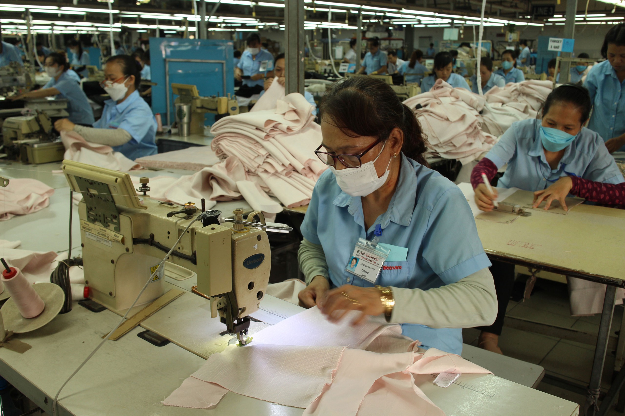 Công nhân ngành dệt may muốn về hưu ở tuổi 55 Ảnh: HỒNG ĐÀO