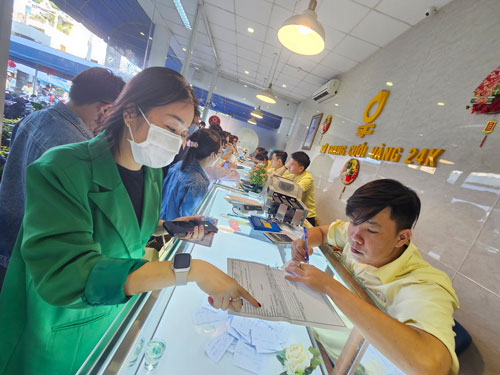 Nhu cầu mua v&agrave;ng nhẫn duy tr&igrave; ở mức cao từ sau ng&agrave;y Thần T&agrave;i đến nay Ảnh: LAM GIANG