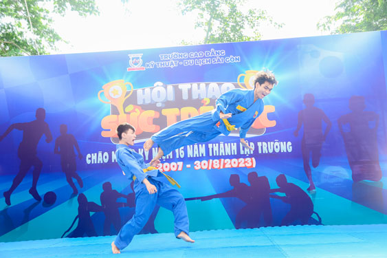 Sinh vi&ecirc;n STC biểu diễn đ&ograve;n ch&acirc;n Vovinam. (Ảnh do STC cung cấp)