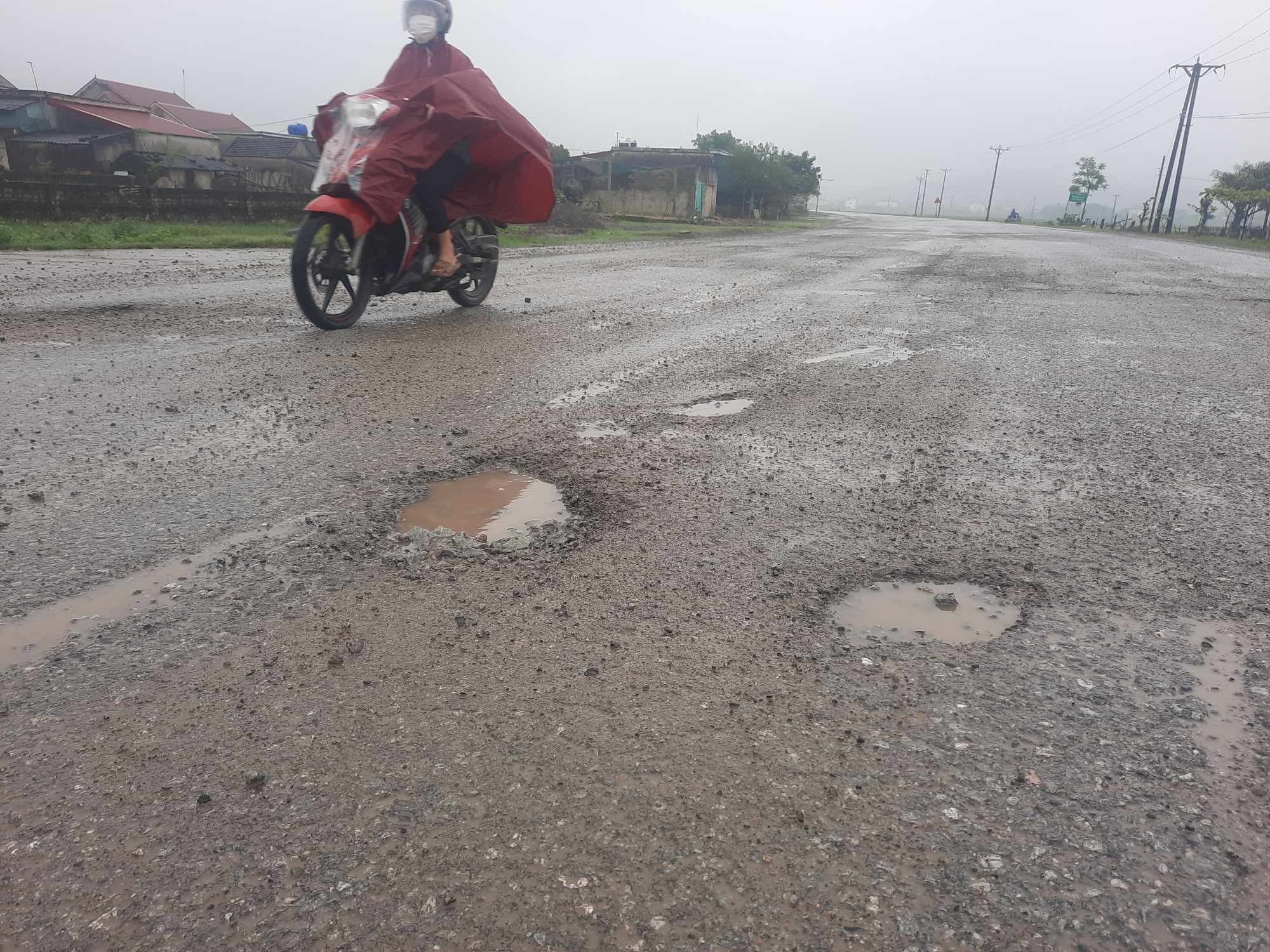 Nhiều điểm tr&ecirc;n tuyến đường ven biển hơn 1.000  tỉ ở H&agrave; Tĩnh xuống cấp- Ảnh 8.